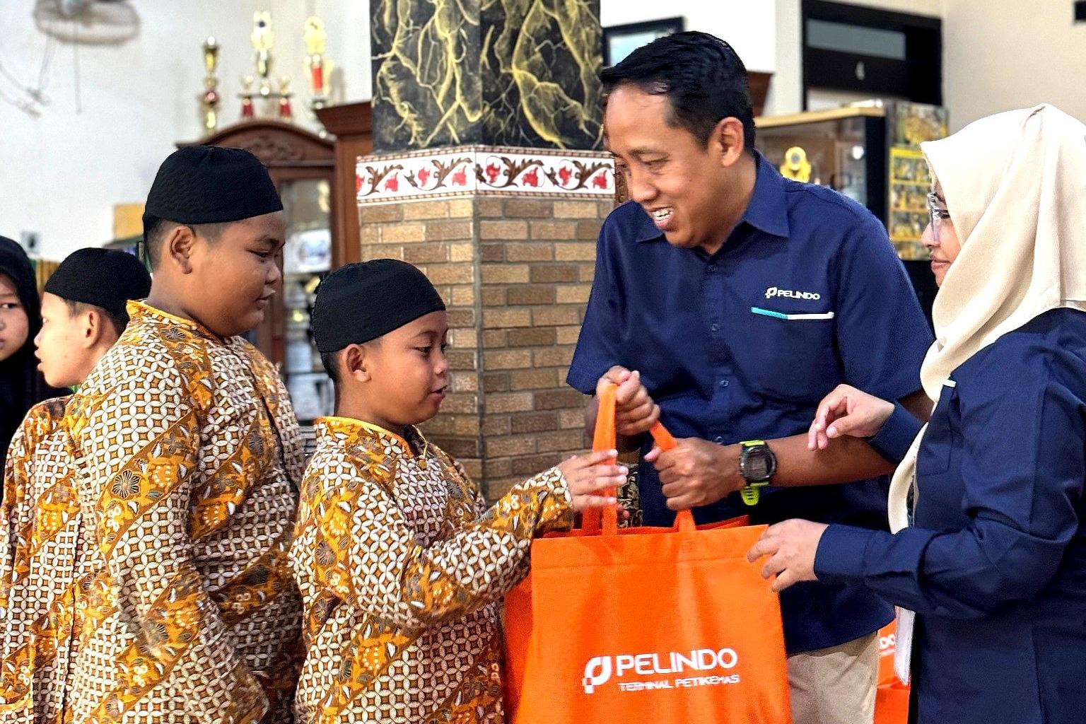 Pelindo Terminal Petikemas Salurkan Ratusan Paket Sembako untuk Anak Yatim