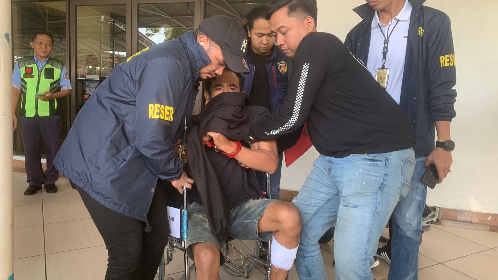 Ditangkap di Kalimantan, Tersangka Utama Perampokan dan Pembunuhan Ibu Rumah Tangga Tiba di Gresik Berkursi Roda