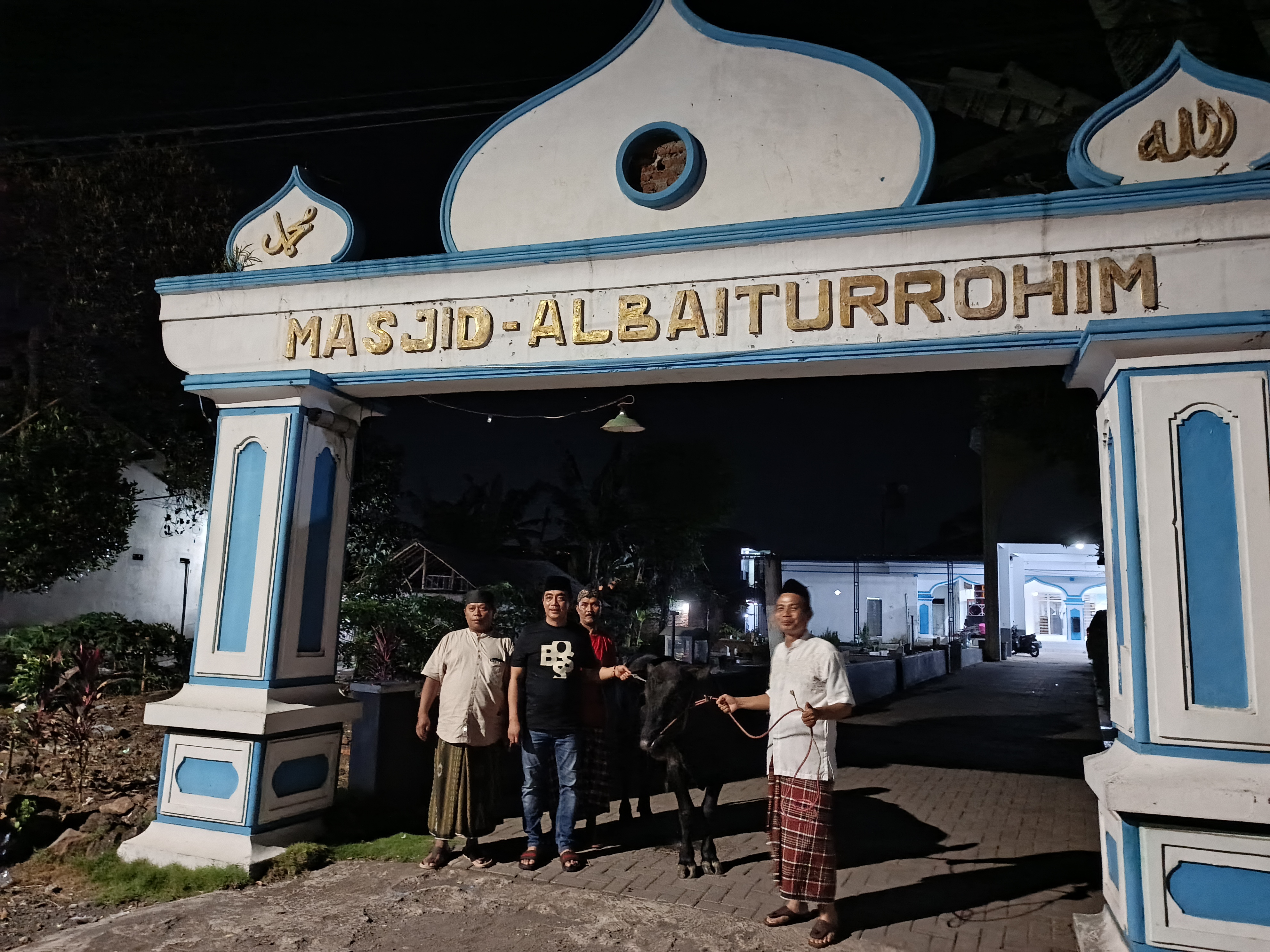 Sembelih Enam Sapi, Anggota DPRD Jatim Eko Yunianto Antar Langsung Hewan Kurban ke Masjid