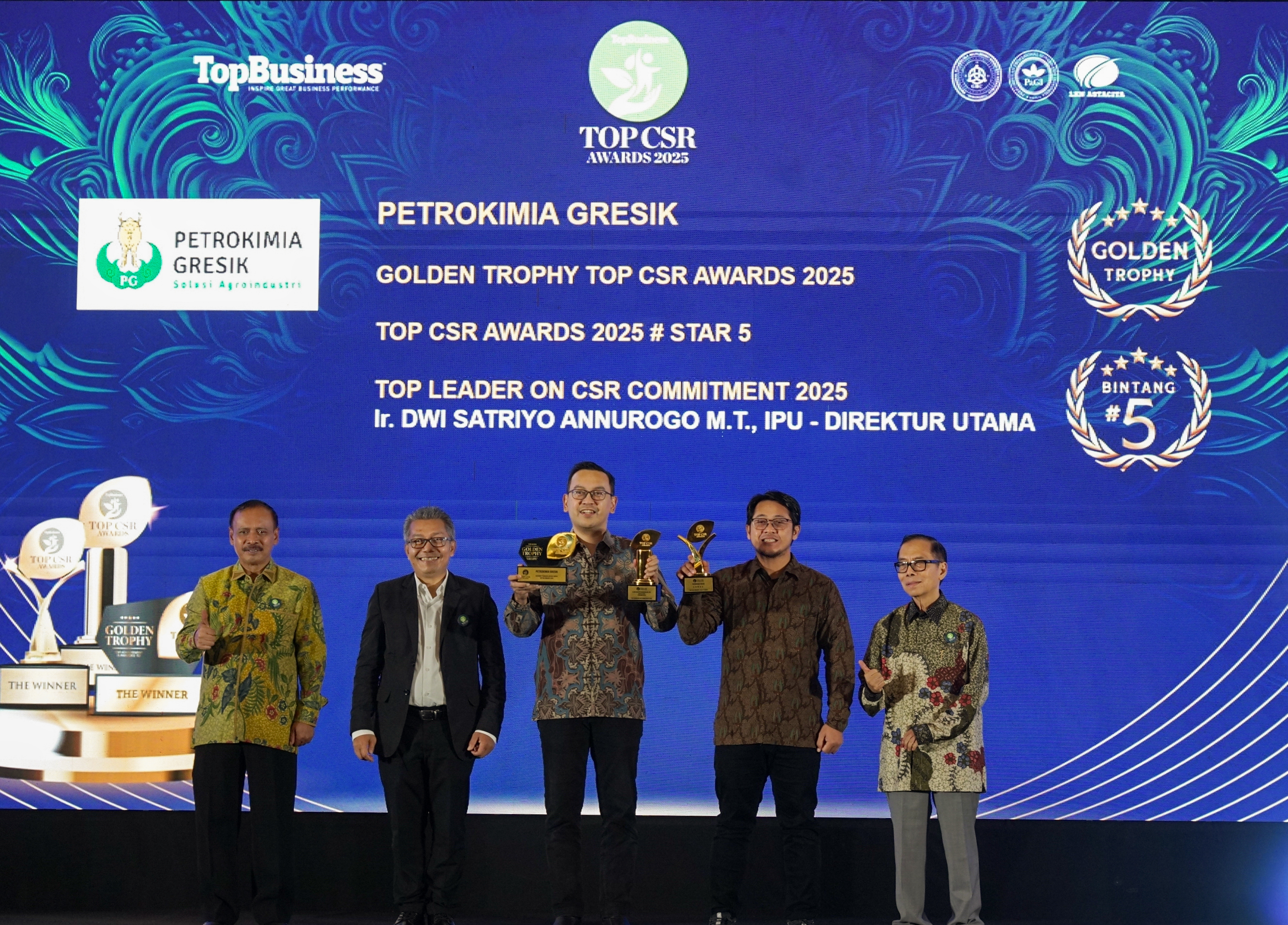 Konsisten Jalankan Program Inspiratif, Petrokimia Gresik Raih Golden Star Trophy TOP CSR Awards 2025