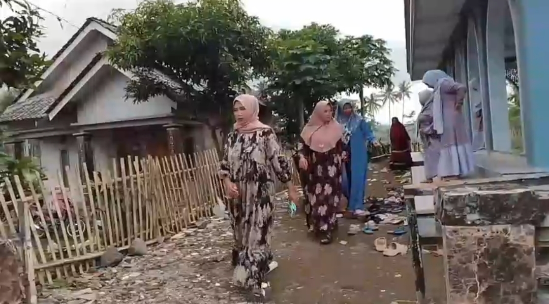 Edukasi Kesiapsiagaan Bencana Erupsi Gunung Raung, Puluhan Emak-Emak Jember Dilatih Cara Pakai Masker dan Siapkan Tas Siaga