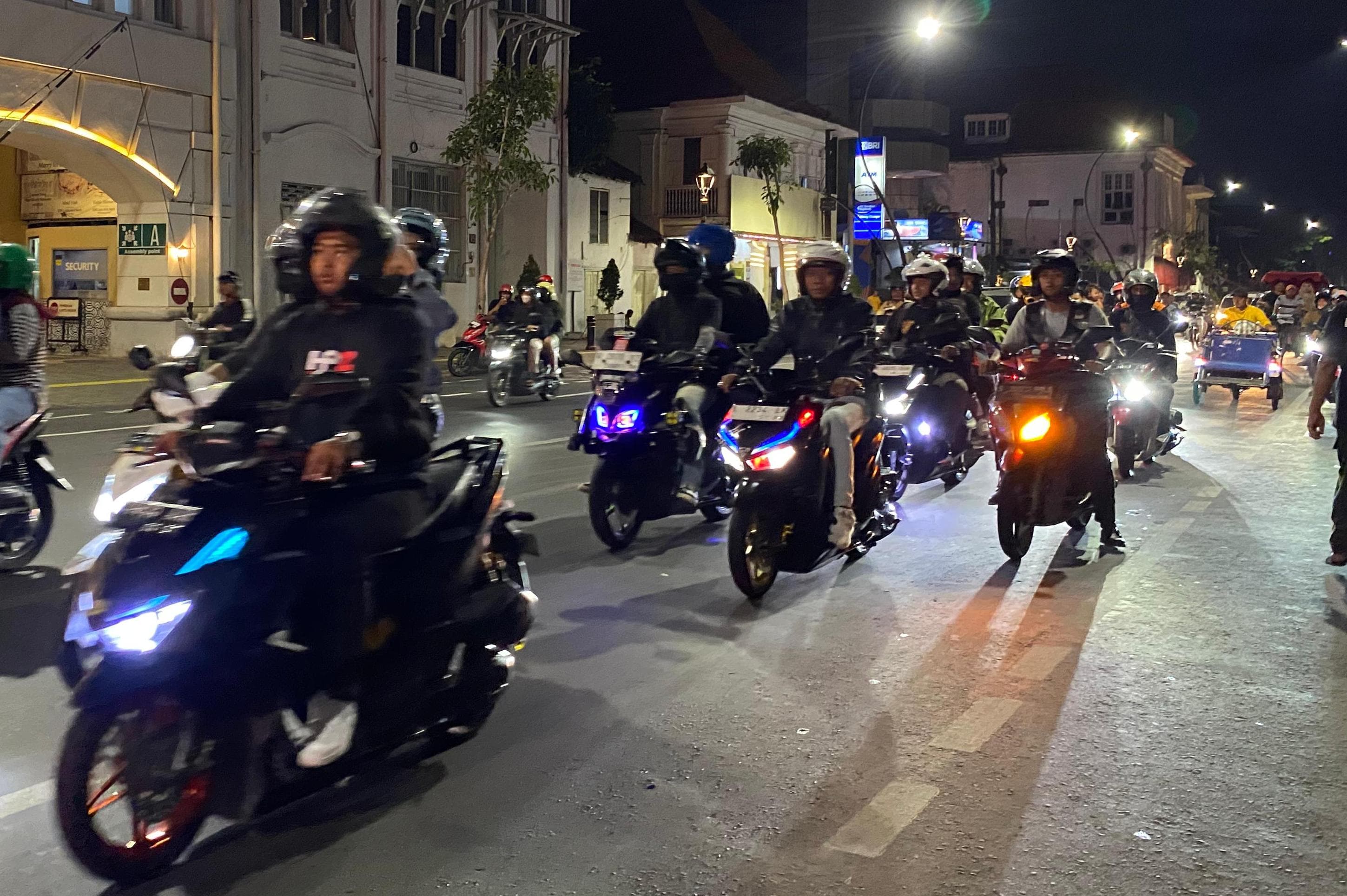 Waspada Saat Gelap: 5 Cara Cari Aman Berkendara di Malam Hari