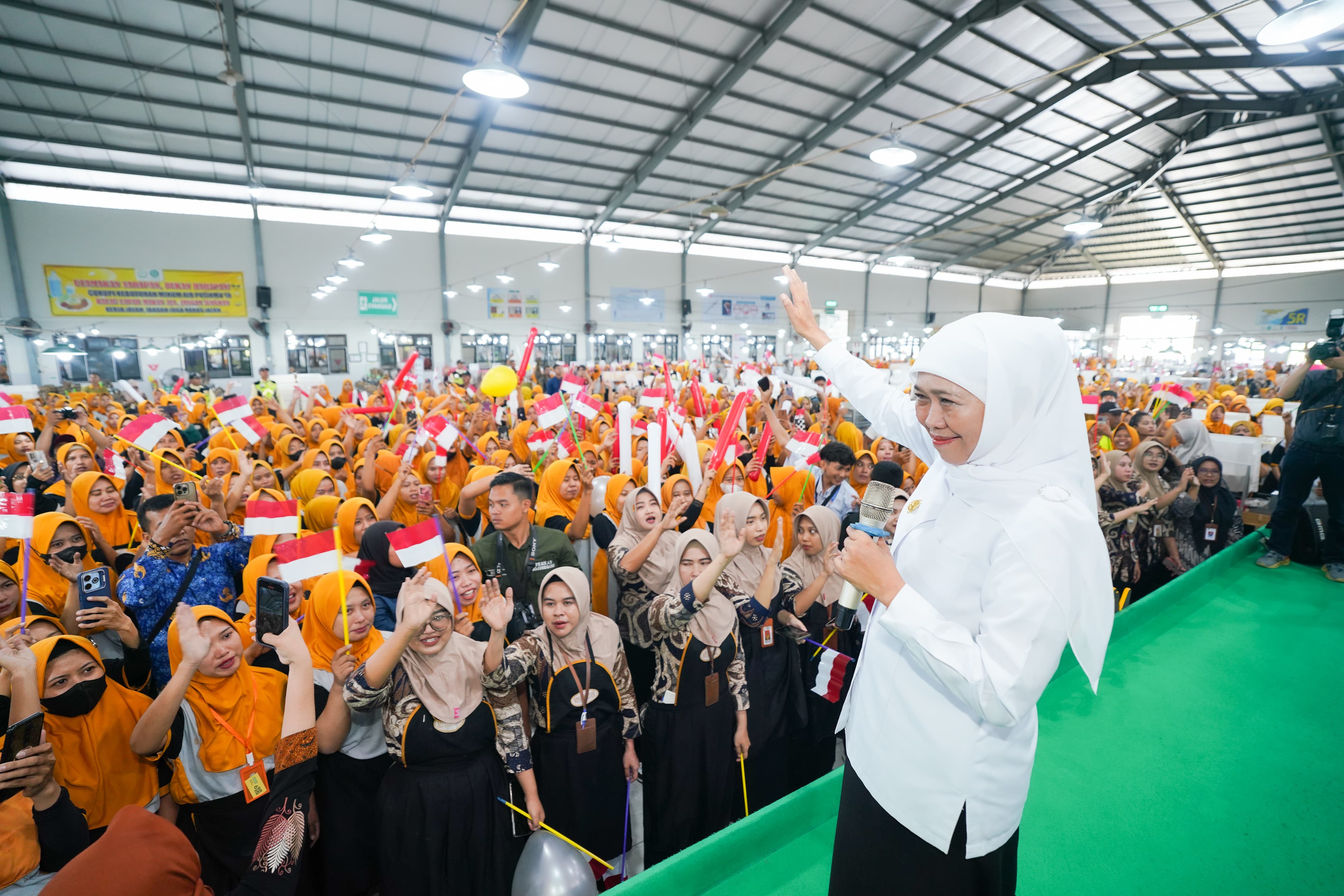 Sapa Ribuan Buruh di Bojonegoro, Gubernur Khofifah Guyurkan Rp6,7 Miliar Bansos dan Resmikan Masjid Nur Khofifah
