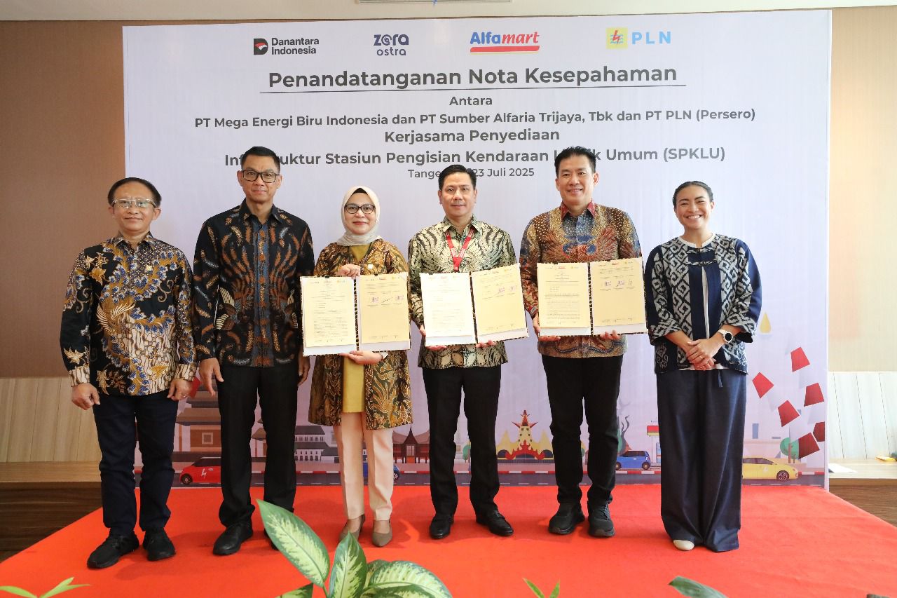PLN Akan Bangun SPKLU di Seluruh Gerai Alfamart