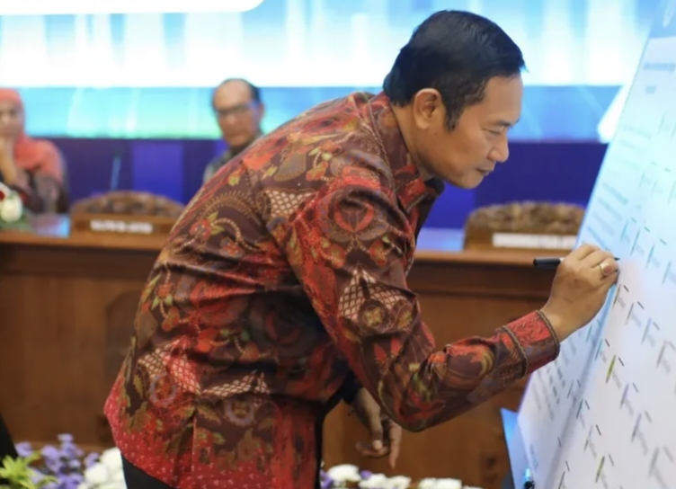 Investasi Lamongan Meroket, Bupati Yes Sampaikan Testimoni Sukses di HLM Jawa Timur