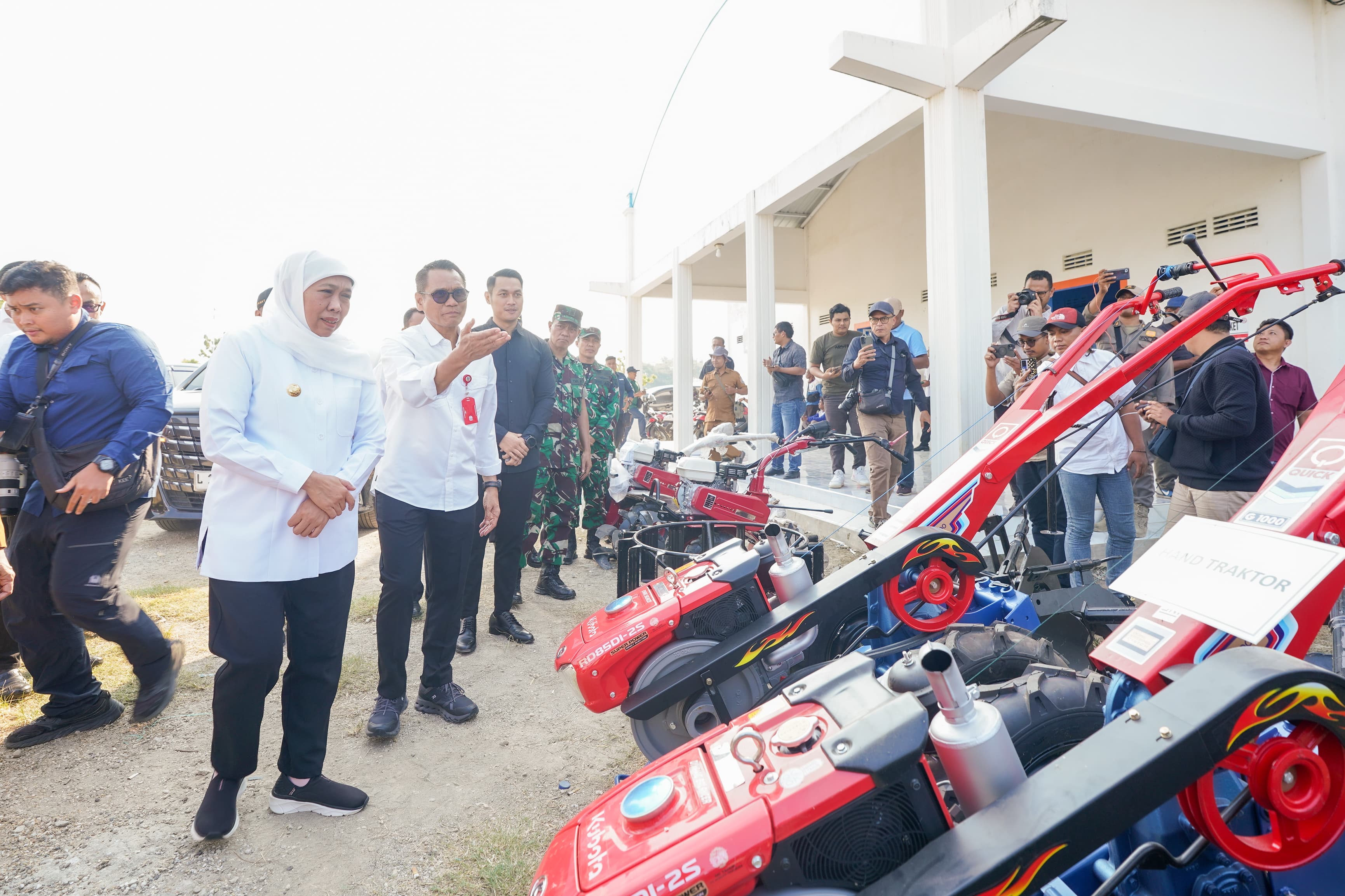 Gubernur Khofifah Serahkan Alsintan ke 15 Gapoktan di Tuban, Perkuat Sentra Pangan Strategis Jawa Timur