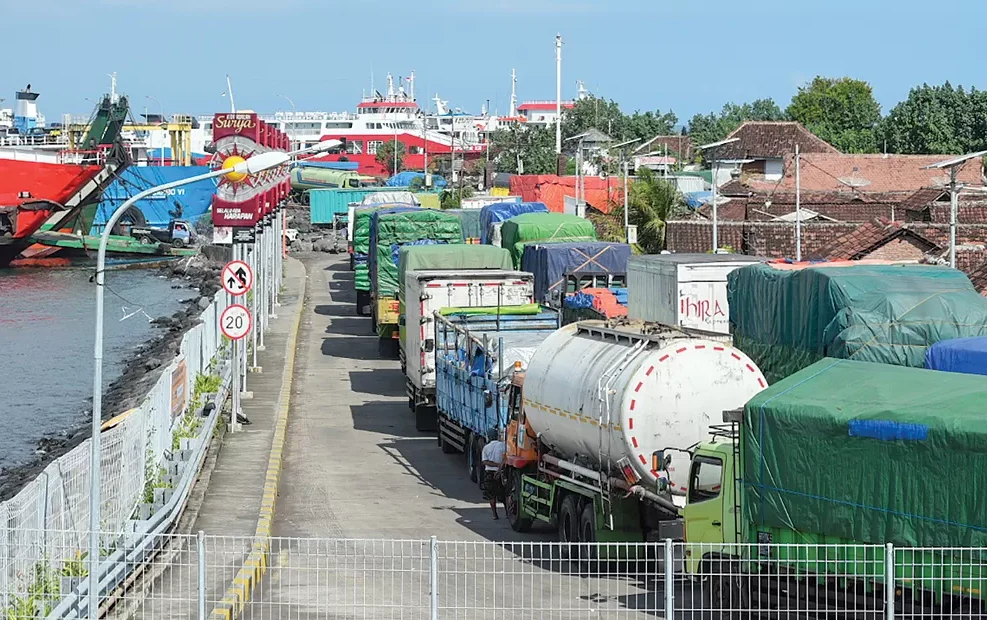 Antrean Kendaraan di Pelabuhan Ketapang Imbas 15 Kapal Penyeberangan Dihentikan Operasional