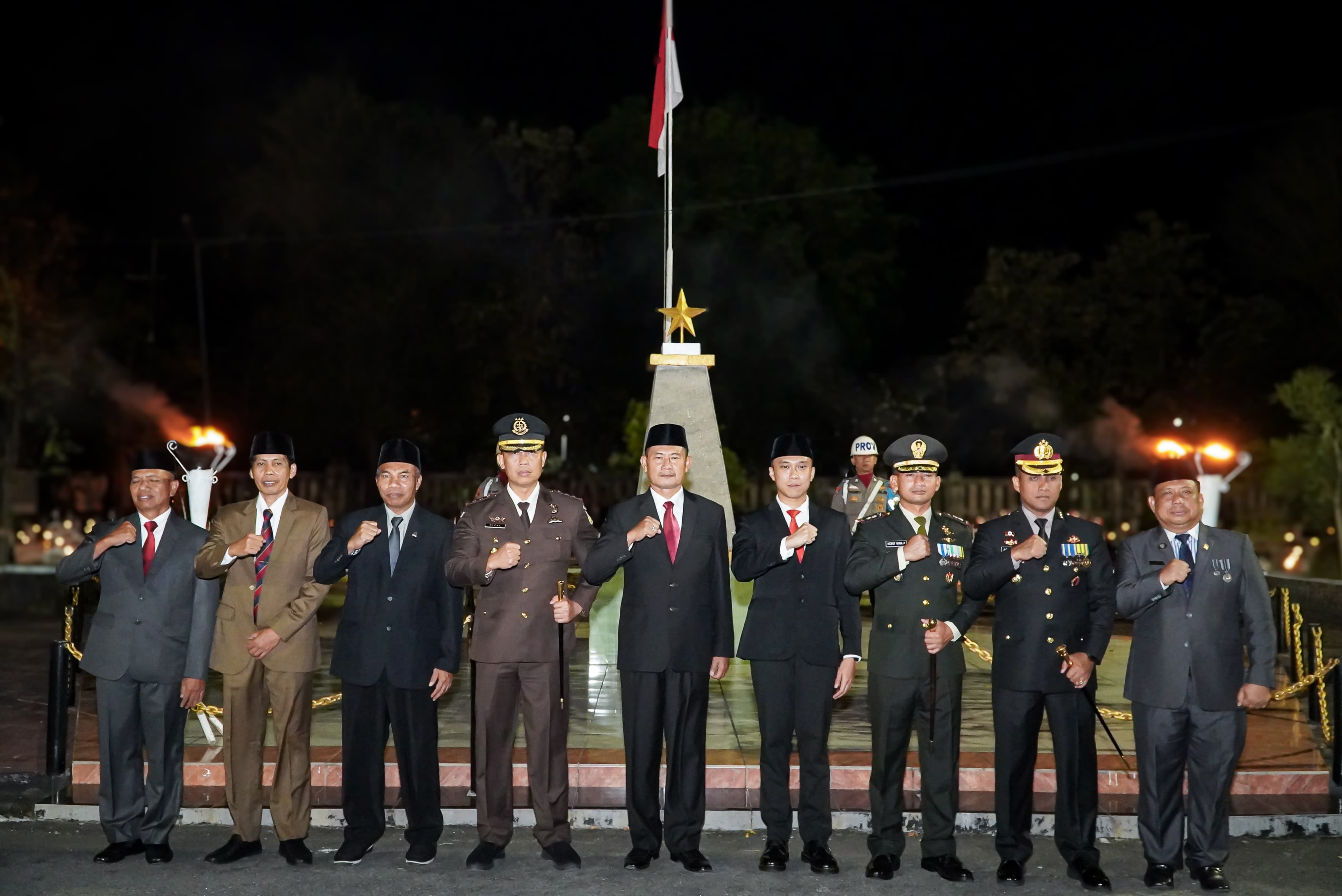 Bupati Lamongan Pimpin Apel Kehormatan dan Renungan Suci di TMP Kesuma Negara