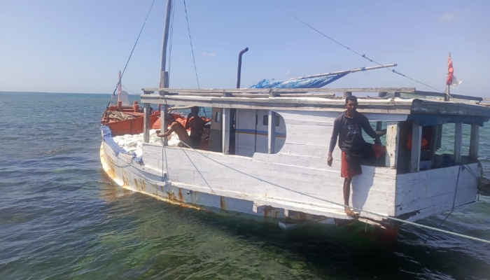 Begini Kronologi Kapal Pengangkut Beras Bantuan Kandas di Dekat Pulau Raas Sumenep