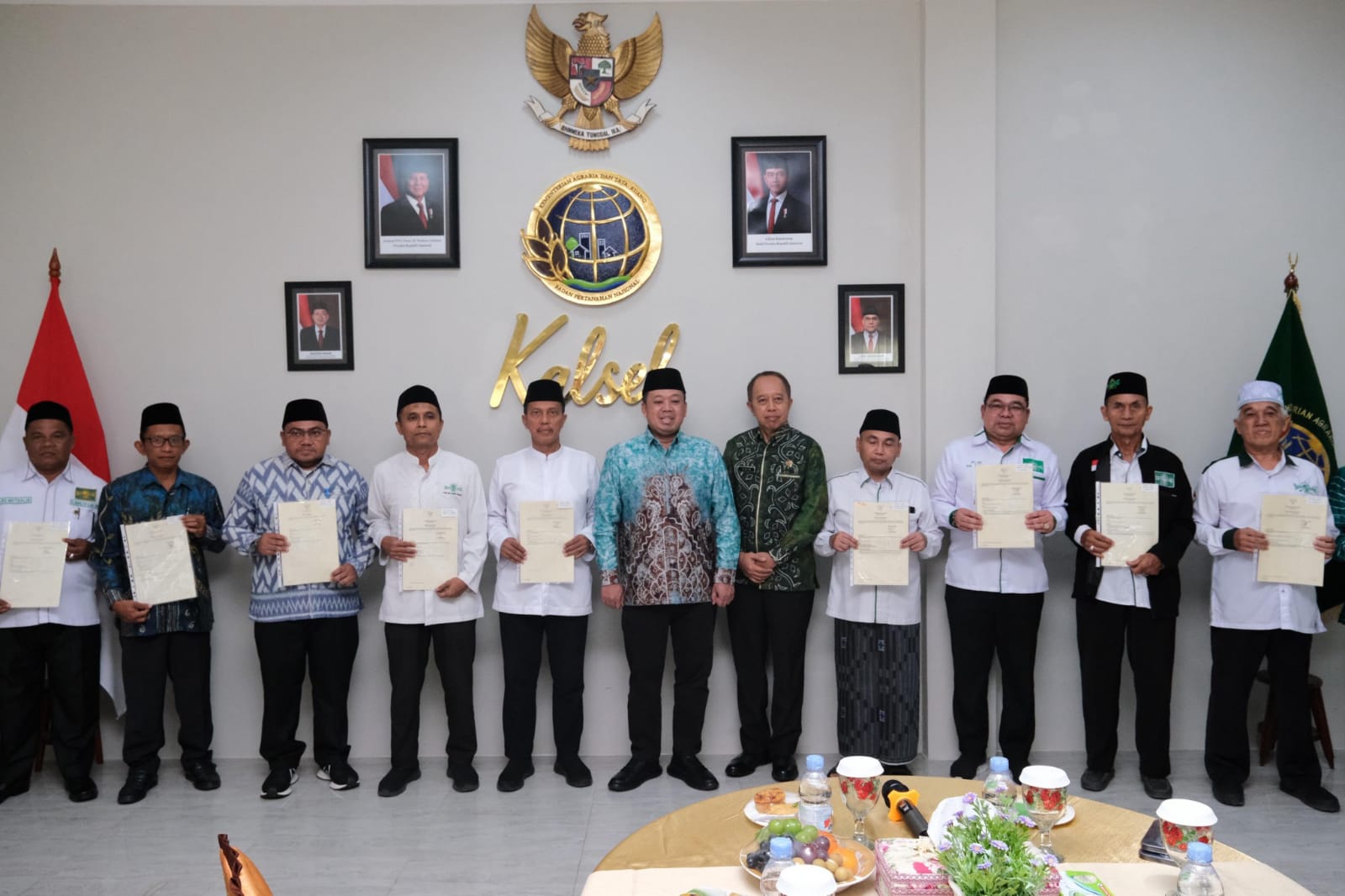 Menteri ATR/BPN Serahkan 11 Sertipikat Tanah Wakaf untuk PCNU Kalsel, Dorong Kolaborasi Organisasi Keagamaan