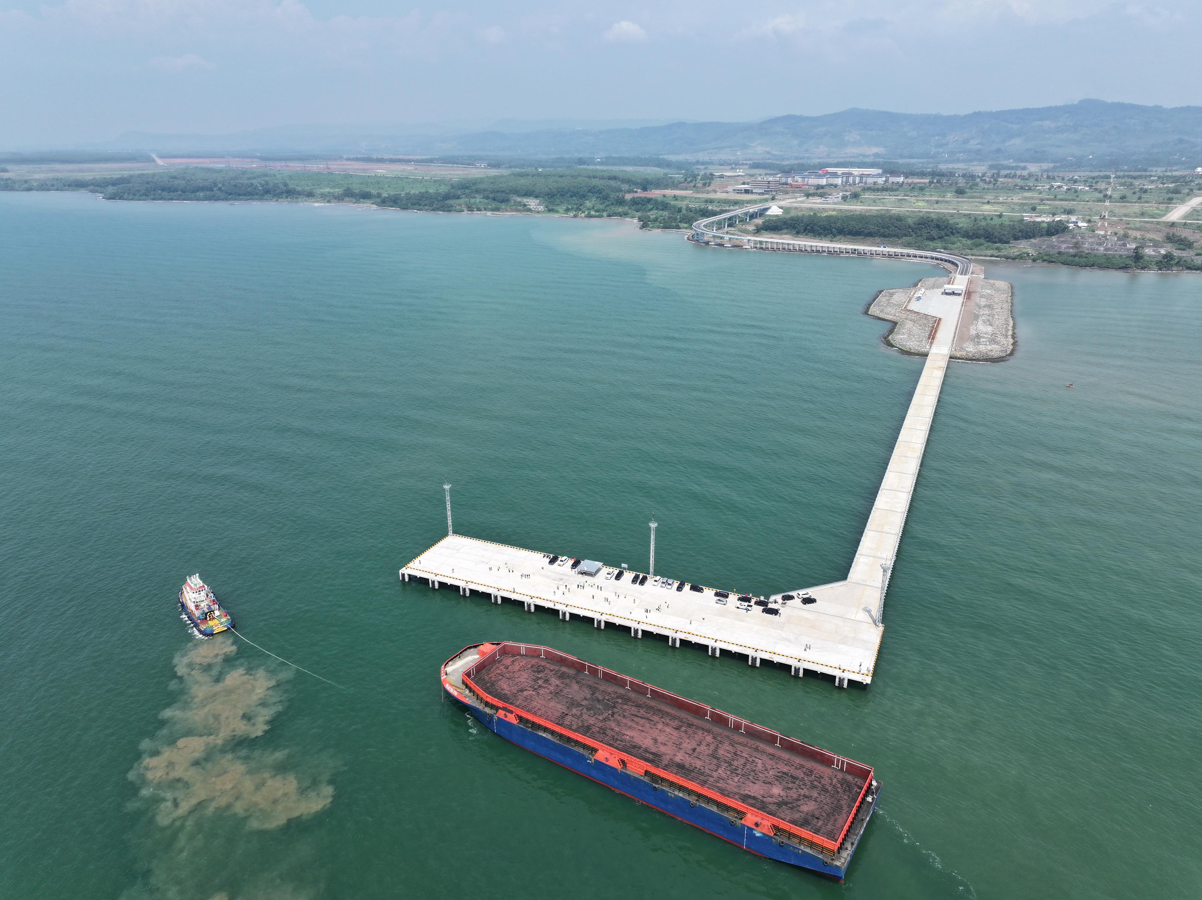 Pelindo Sukses Uji Coba Sandarkan Kapal Pertama di Terminal Batang