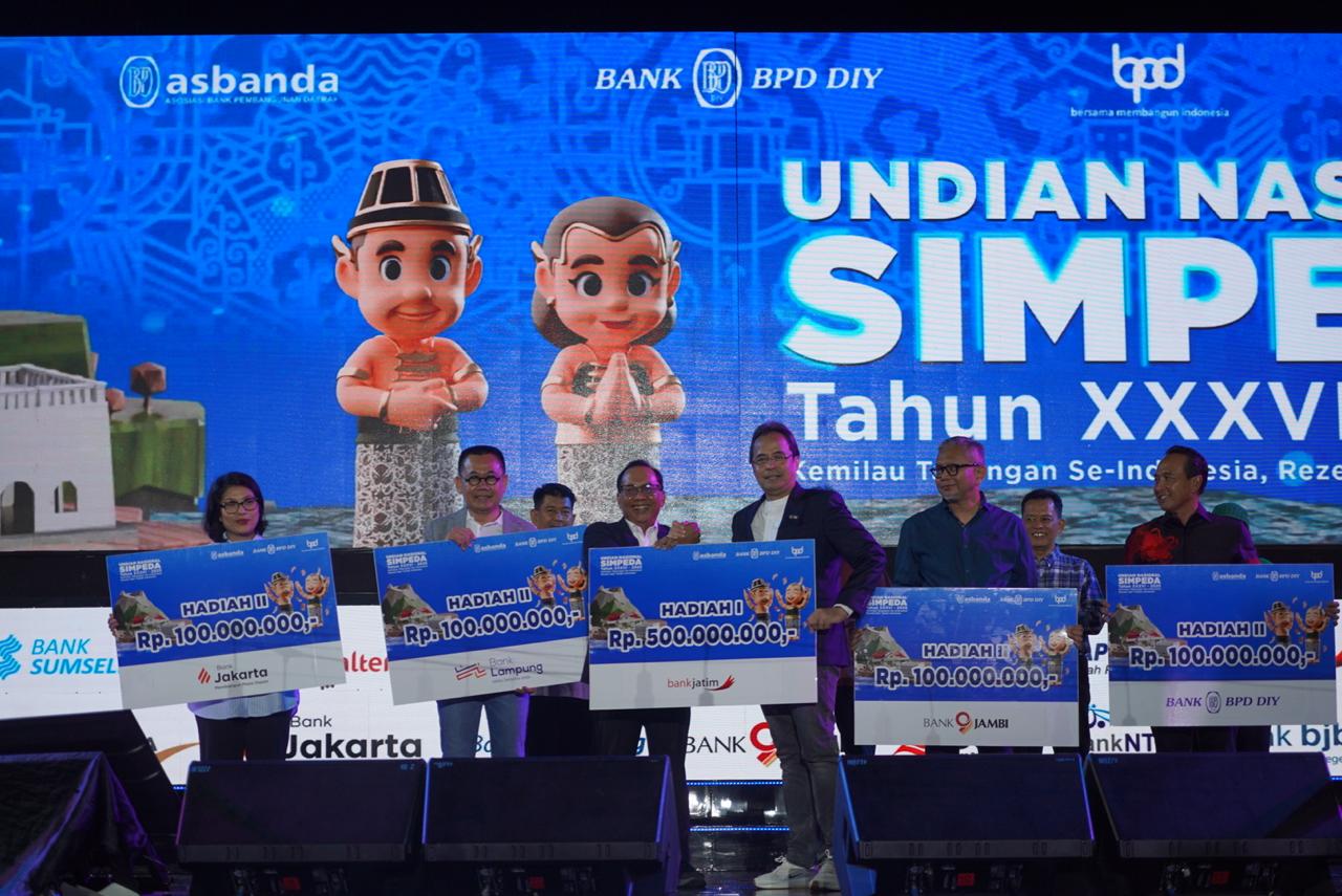 Nasabah Bank Jatim Raih Hadiah Utama Rp500 Juta dalam Undian Simpeda Nasional 