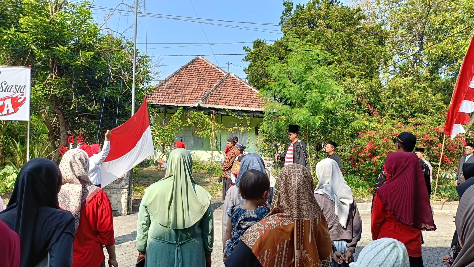 Upacara HUT ke-80 RI di Desa Brambang: Meriah dengan Nuansa Kearifan Lokal