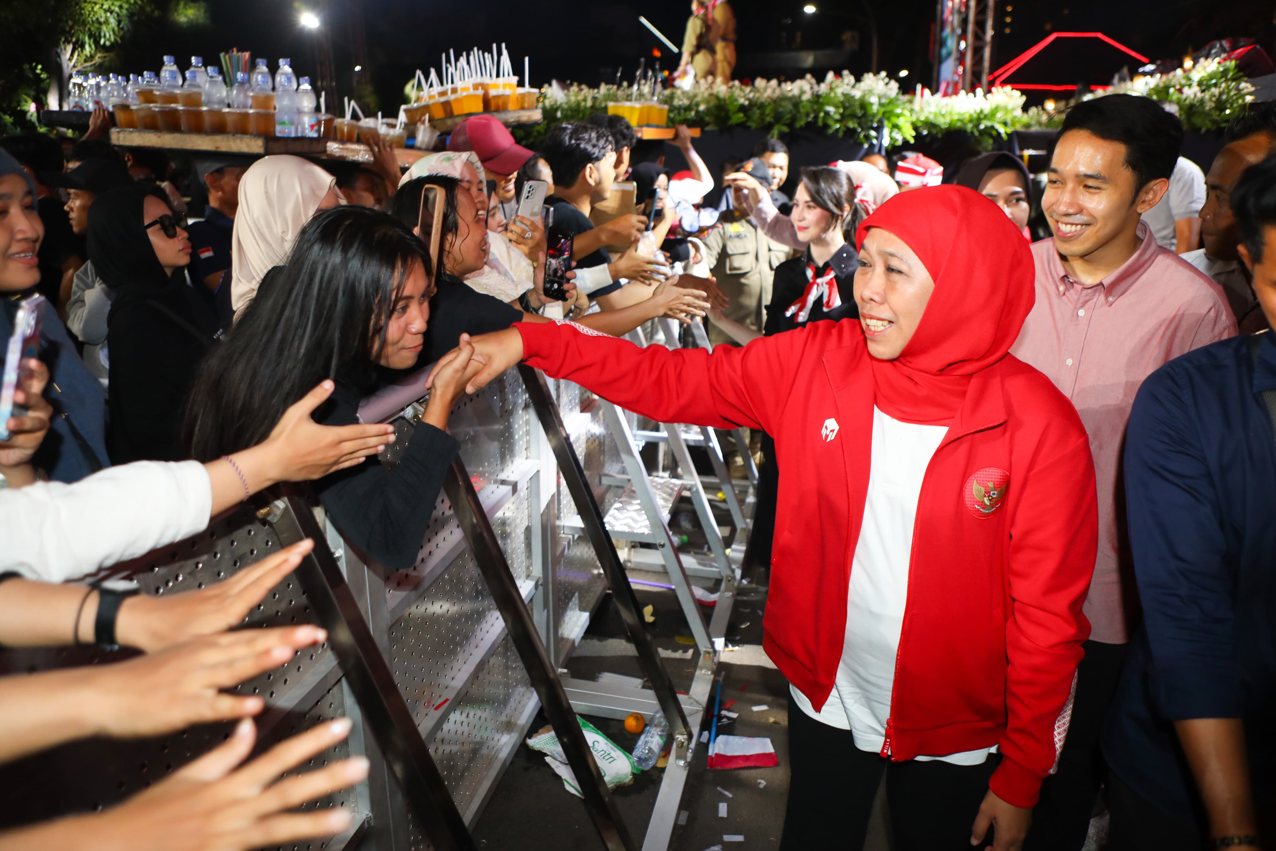 Puluhan Ribu Masyarakat Jatim Padati Pesta Rakyat HUT ke-80 RI Bersama Gubernur Khofifah
