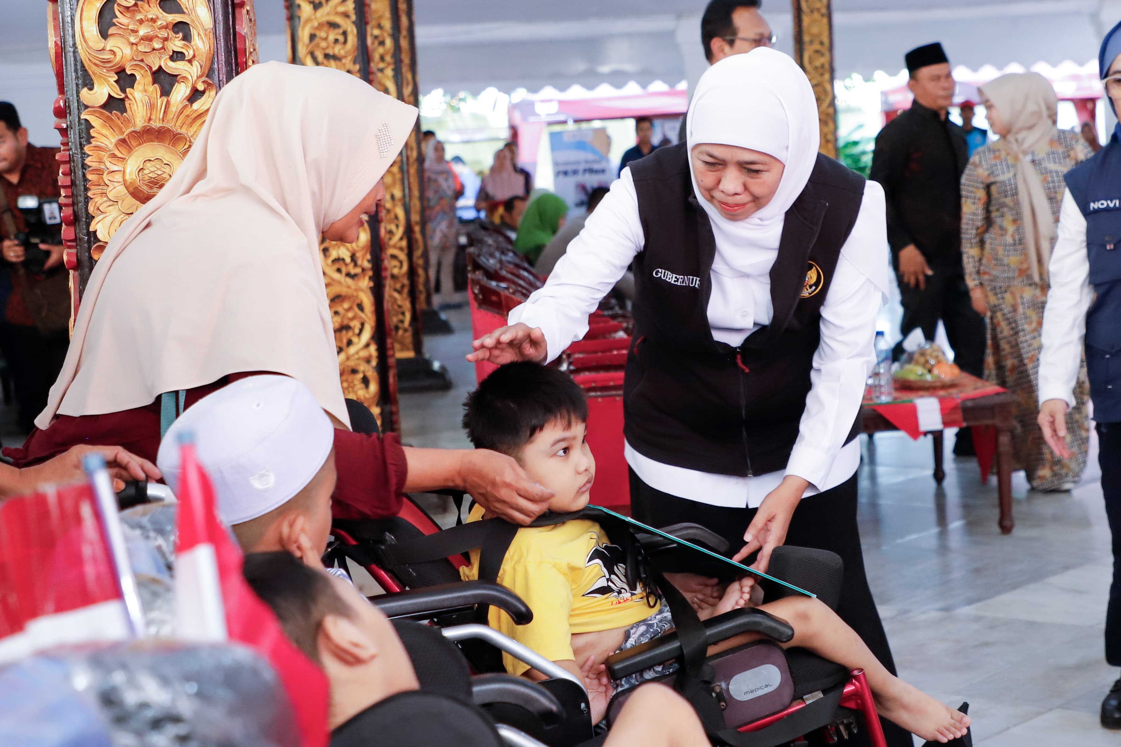 Gubernur Khofifah Salurkan Bantuan Sosial dan Santunan Duka untuk Korban Campak di Sumenep