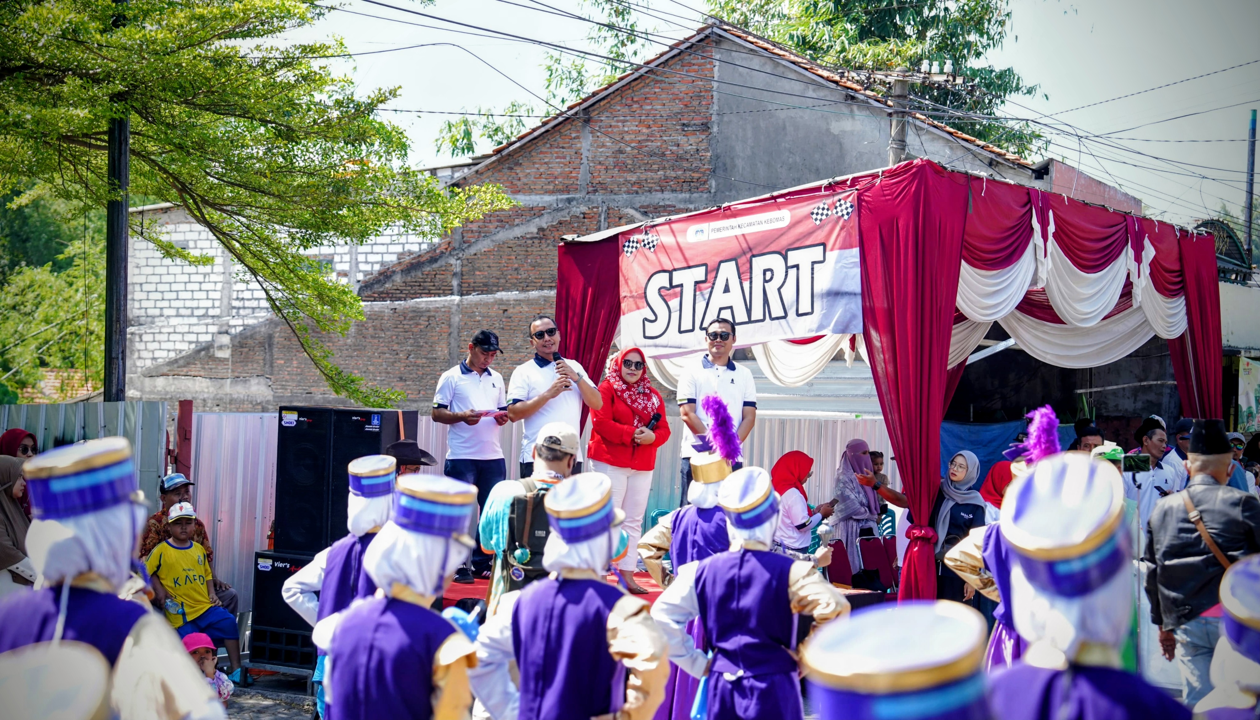Anggota DPRD Gresik Dimas Setio Wicaksono Lepas Ribuan Peserta Karnaval di Kebomas, Begini Pesannya