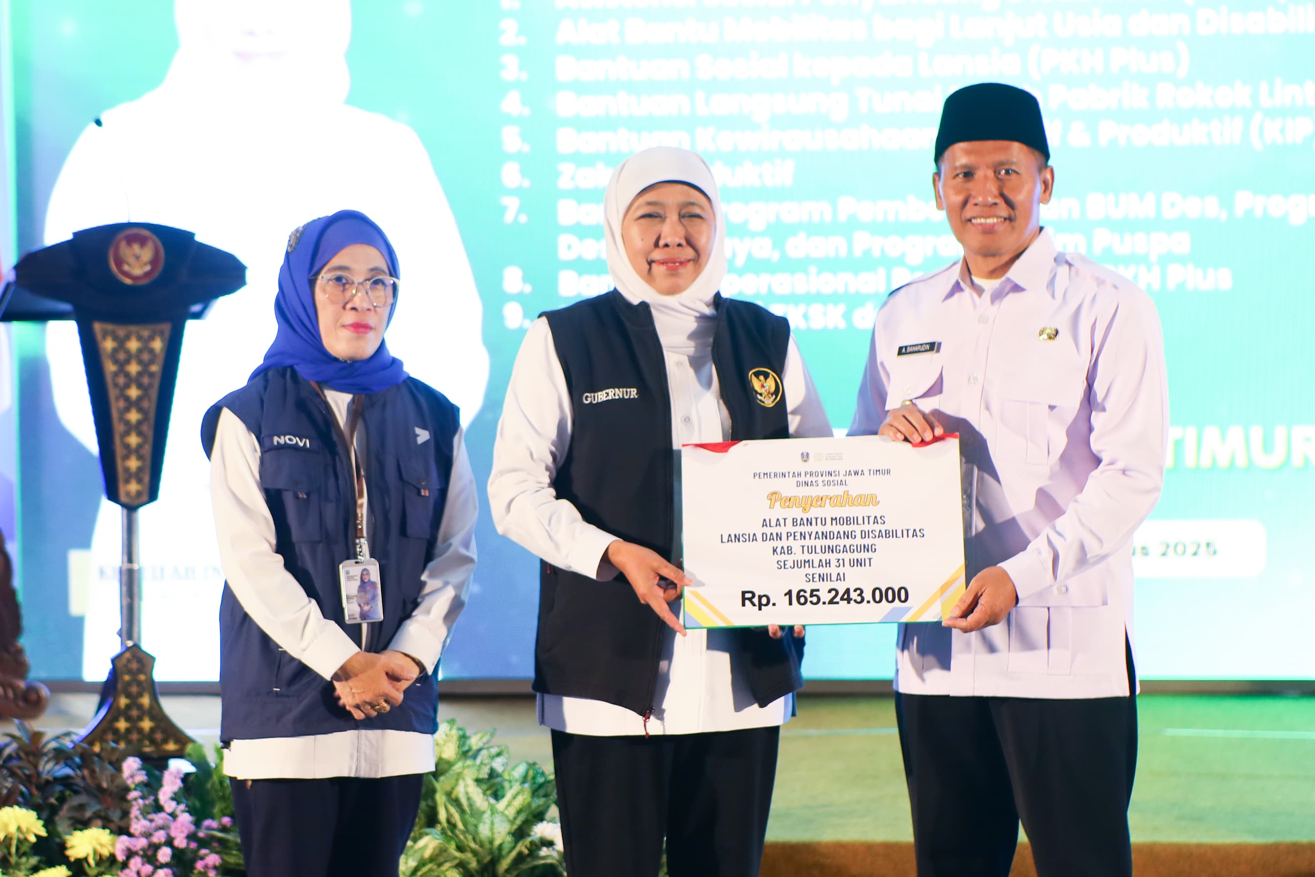 Gubernur Khofifah Salurkan Bansos dan Zakat Produktif Rp6,1 Miliar di Tulungagung, Ingatkan Warga Jauhi Judi Online
