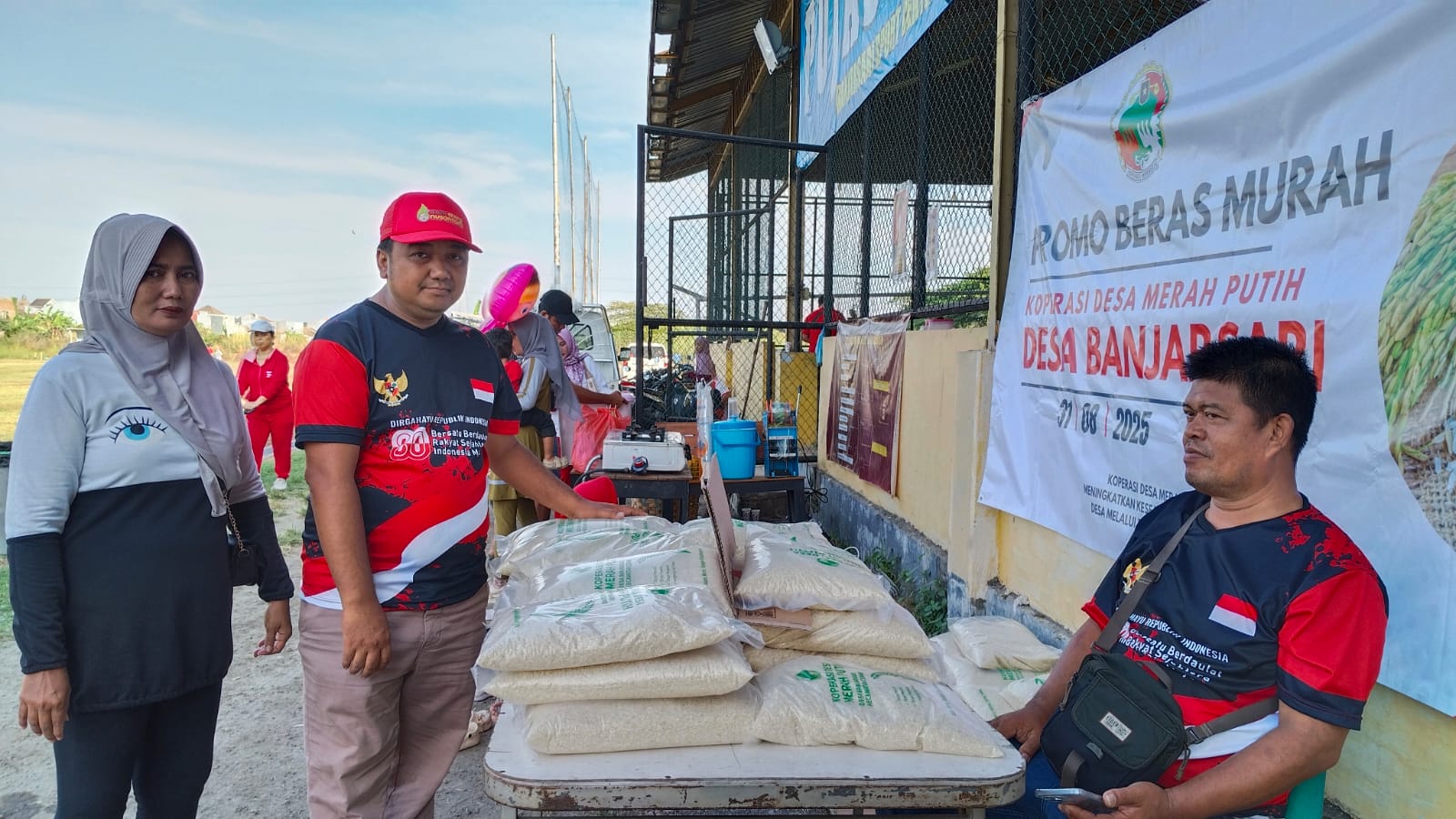 Kepala Desa Banjarsari Kecamatan Cerme mempromosikan berasurah produksi Koperasi Merah Putih kepada salah satu warga. (Rozy) 