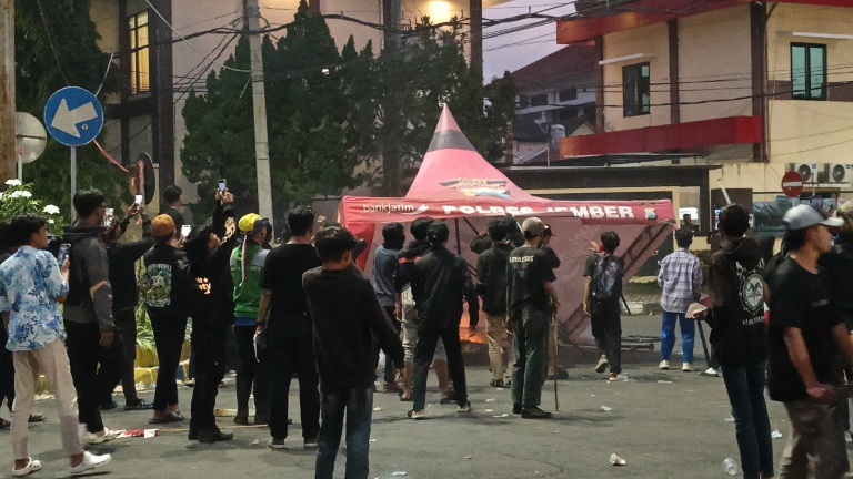 Kapolres Jember Tolak Tuntutan Copot Kapolri, Pengunjurasa Rusak Rambu Lalin