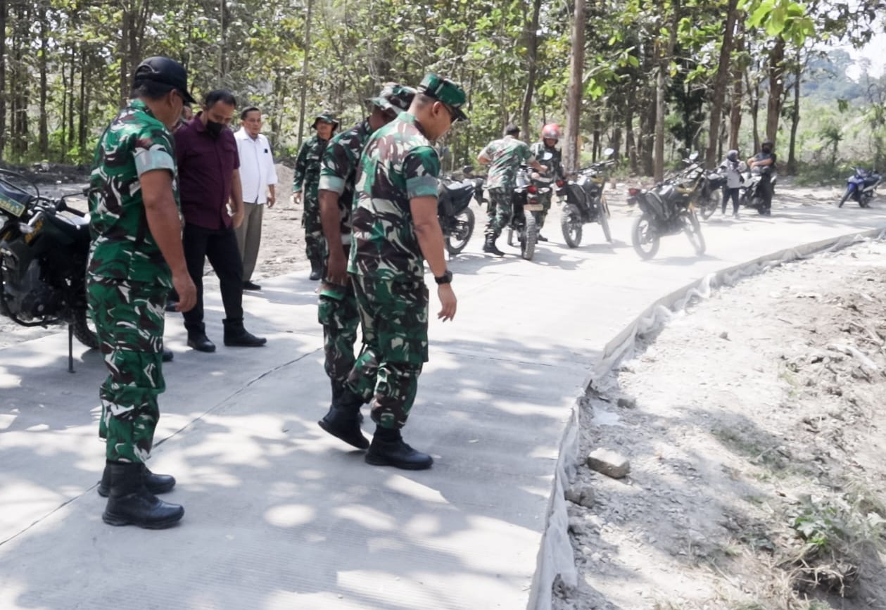 Optimalkan TMMD ke-125, Dandim Bojonegoro Tinjau Progres Pembangunan Jalan Cor Beton