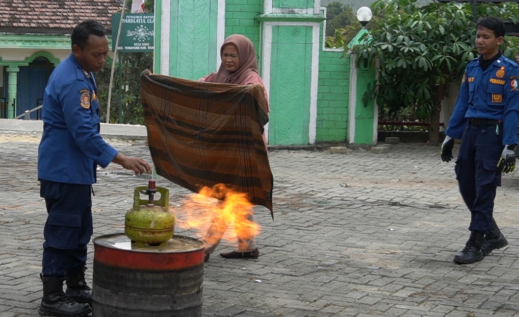 Damkar Bojonegoro Beri Edukasi Warga Saat TMMD ke-125