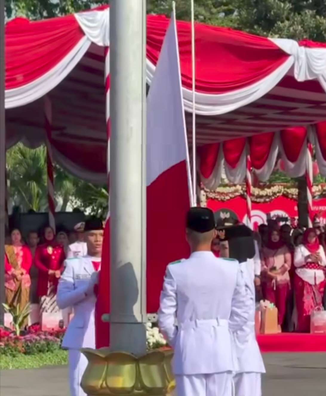 Upacara HUT RI di Balai Kota Surabaya Diwarnai Insiden Bendera Terbalik
