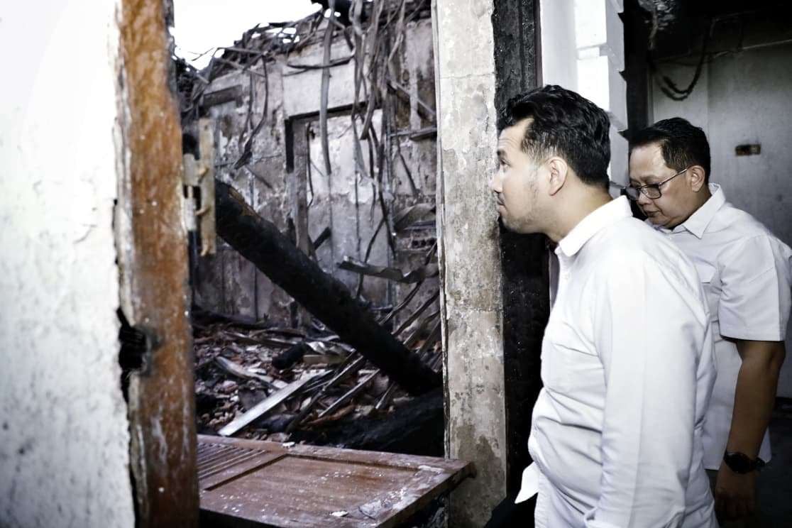 Tak Kuasa Sembunyikan Kesedihan, Wagub Emil Tinjau Ruang Kerja yang Hangus Terbakar