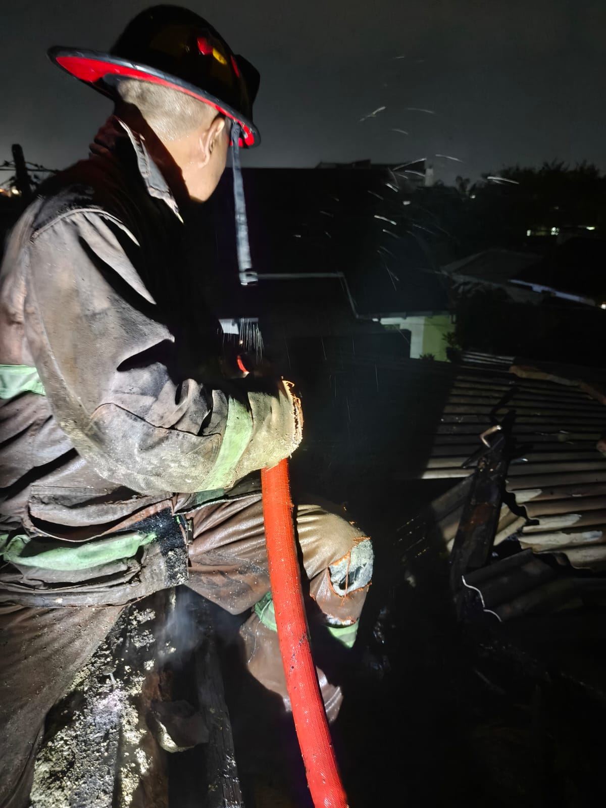 Diduga Akibat Korsleting Listrik, Dapur di Lantai Dua Rumah Warga Jember Terbakar
