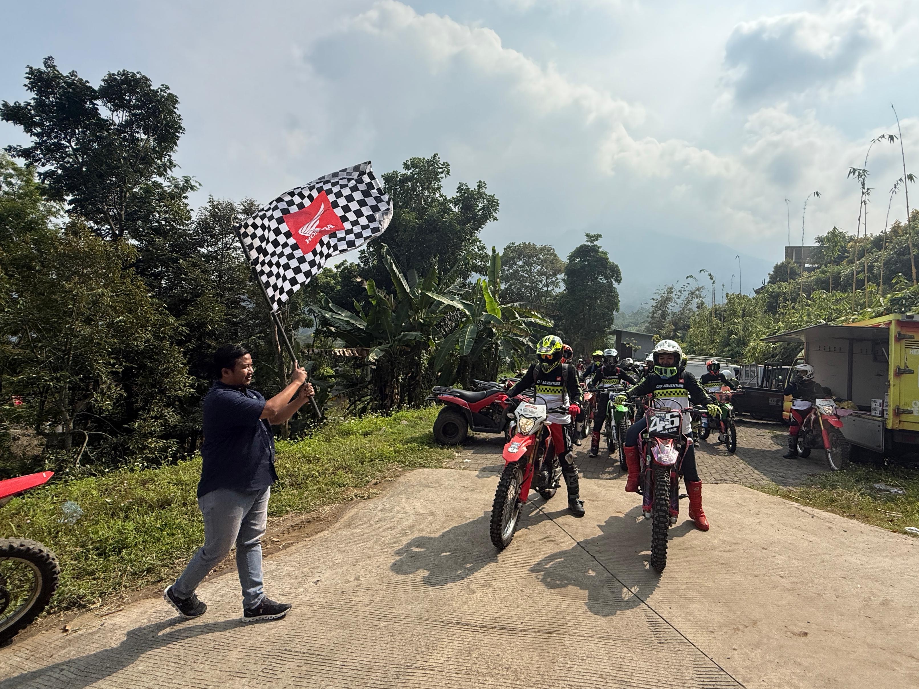 Ajak Pecinta CRF Taklukkan Alam Trawas Mojokerto dalam CRF Fun Adventure
