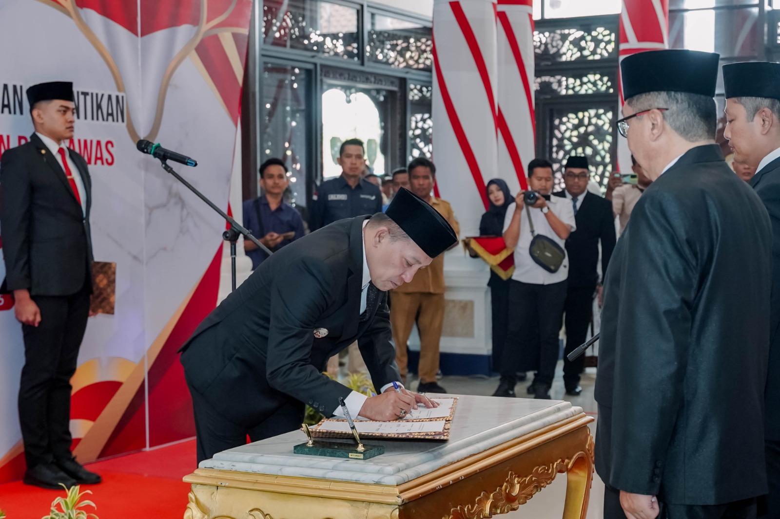 Dorong Kualitas Pelayanan Publik, Bupati Sampang Mutasi 32 Pejabat