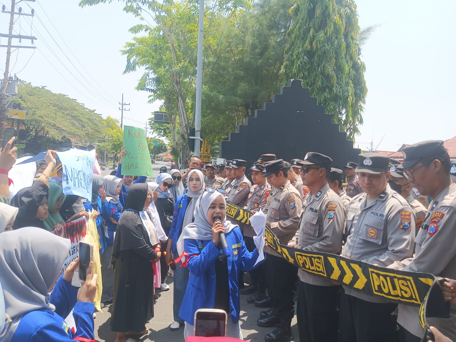 Lamban Tangani Kasus Pencabulan, Aliansi Perempuan Demo Mapolres Sampang