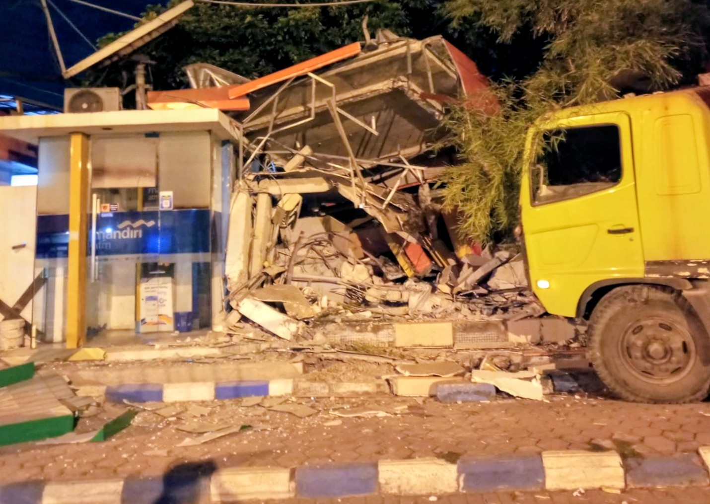Dump Truk Lepas Kendali, Tabrak ATM di Dekat Tol Manyar Gresik