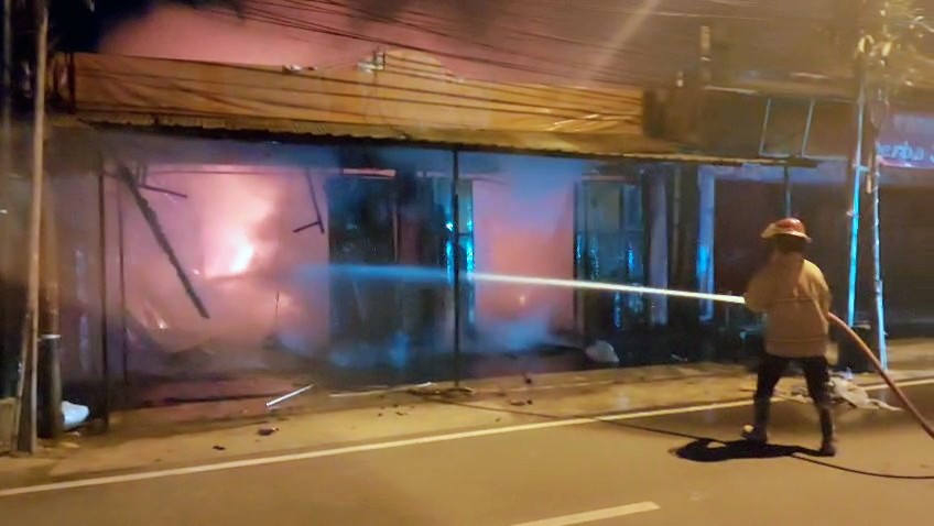 Toko Pakaian dan Rumah di Gresik Kebakaran Dini Hari, Dua Jam  Api Baru Padam