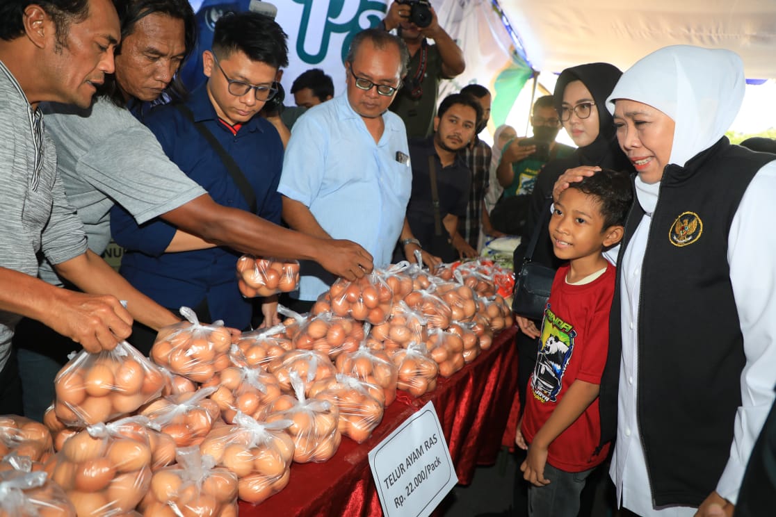 Gubernur Khofifah Kunjungi Pasar Murah Wonocolo