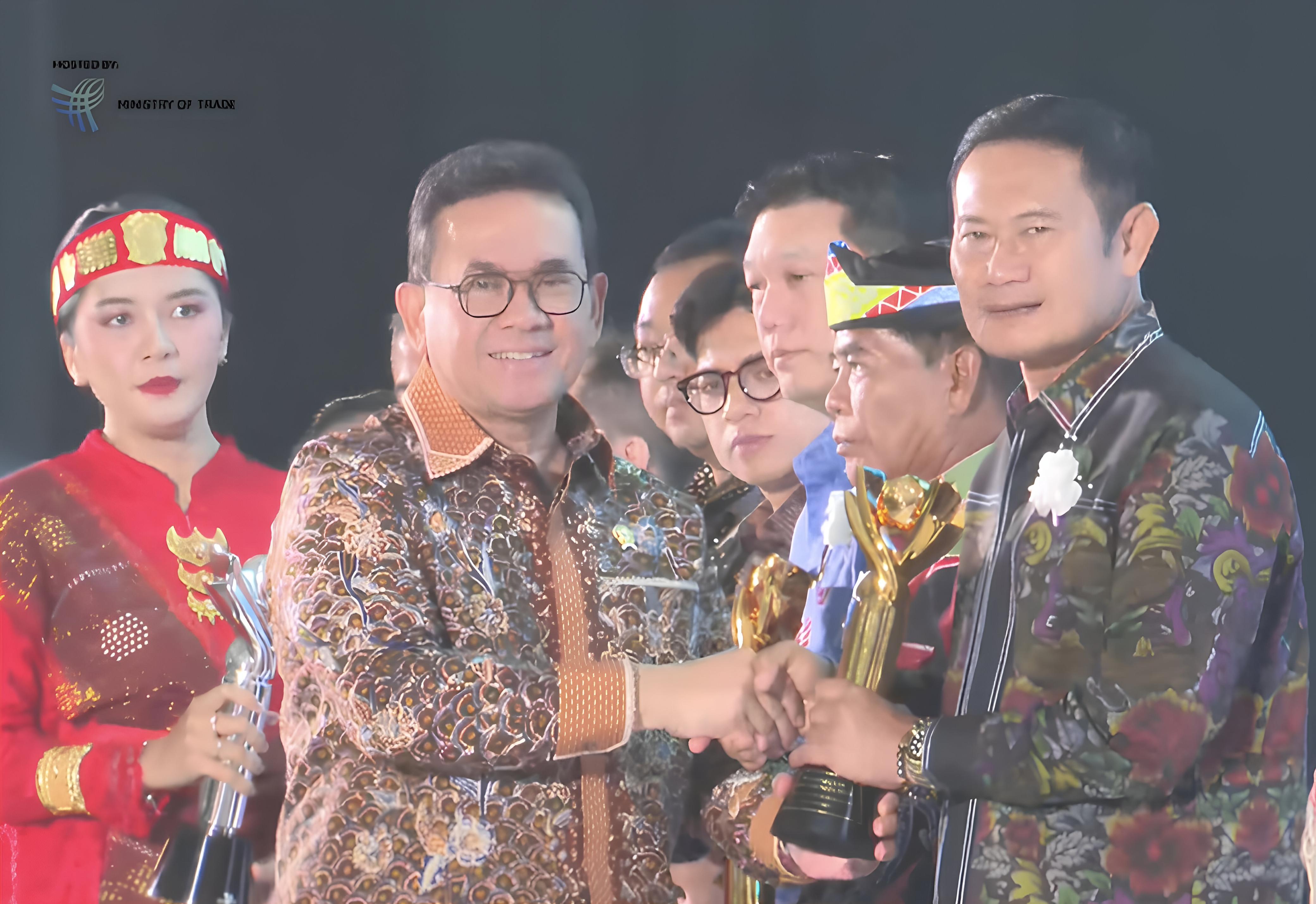 Kinerja Ekspor Moncer, Bupati Lamongan Yuhronur Efendi Raih Penghargaan Primaniyarta 2025