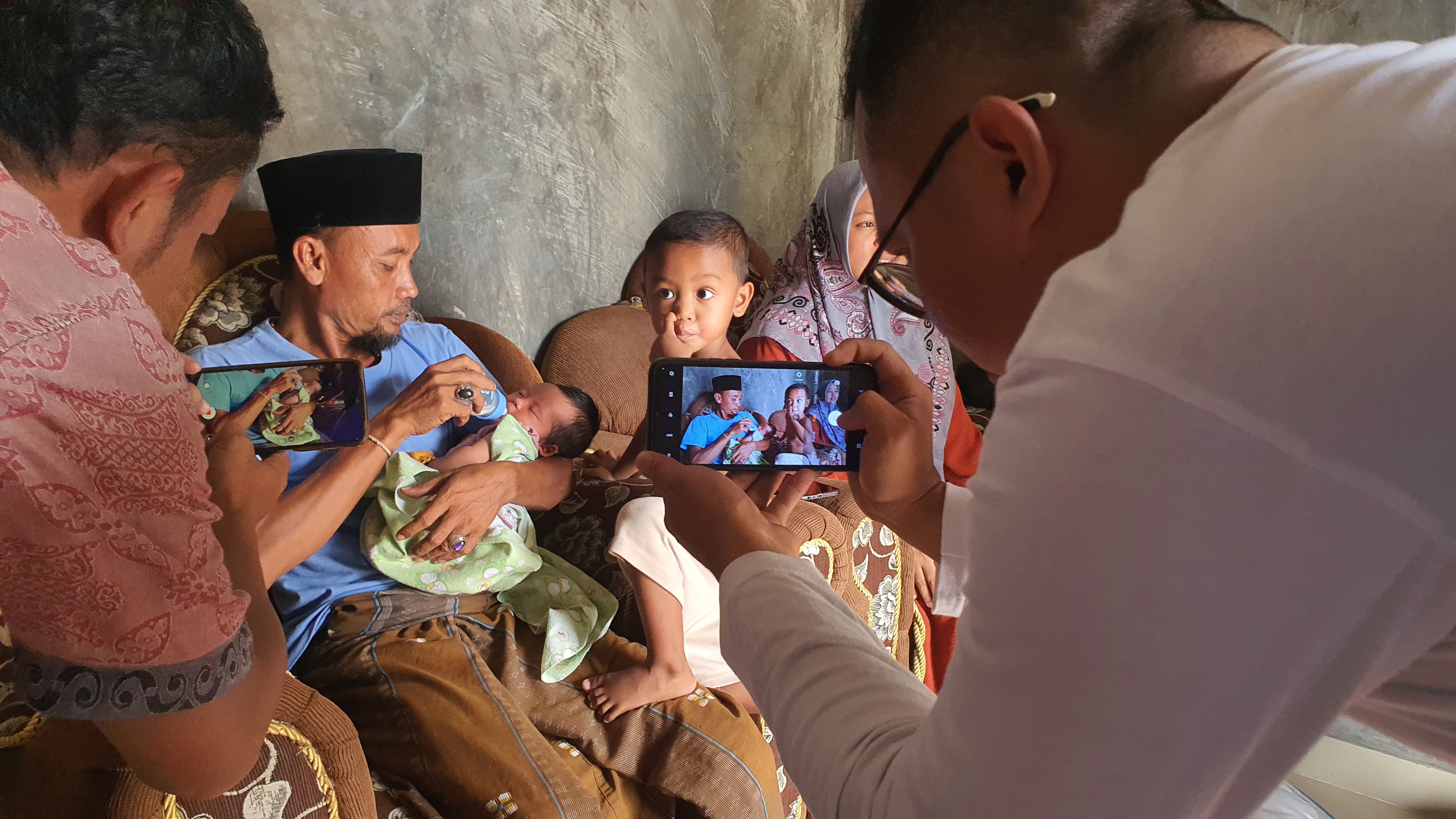 Kisah Haru Warga Sampang yang Temukan Bayi Perempuan dalam Kardus di Pamekasan