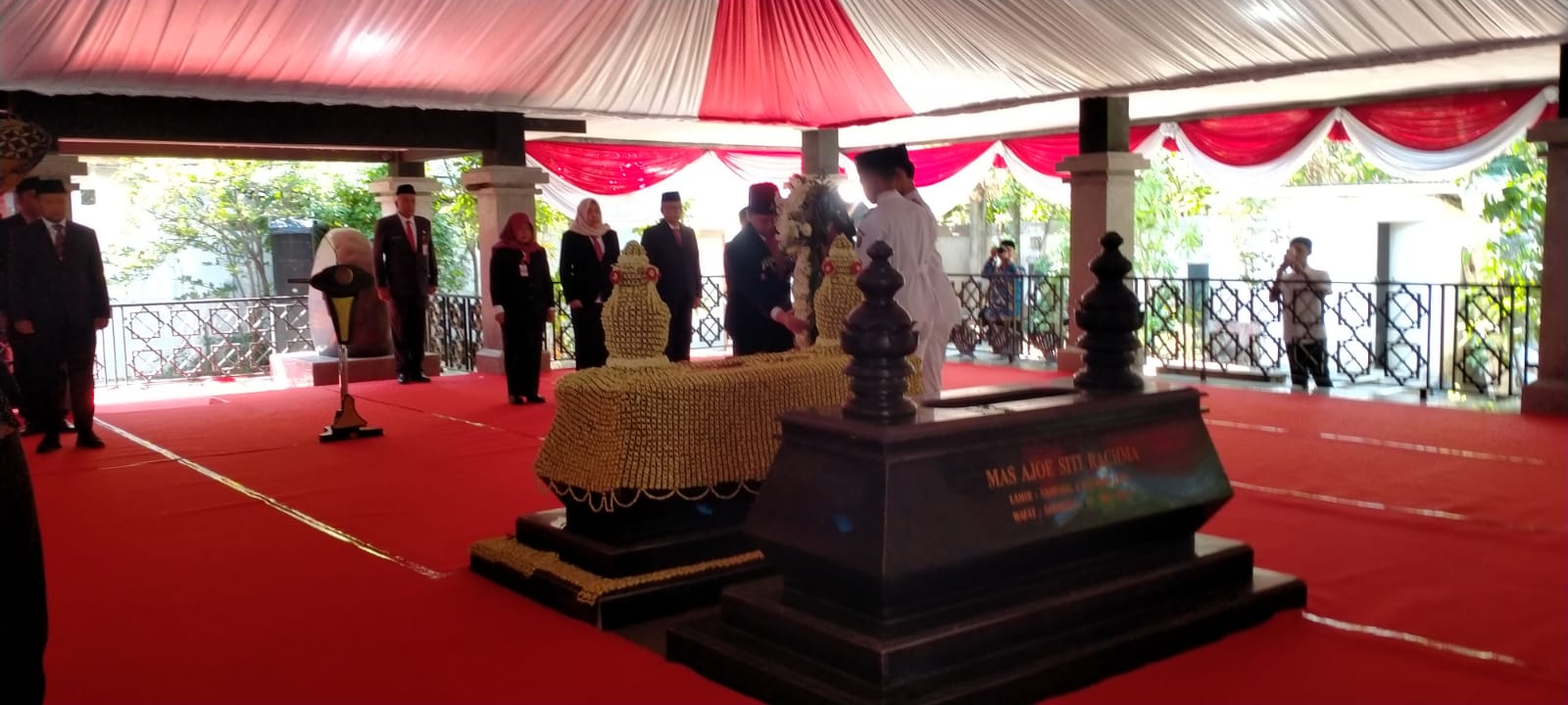 Sambut HUT ke-80 Jawa Timur, Emil Dardak Ziarah ke Makam R. P Moh. Noer di Sampang