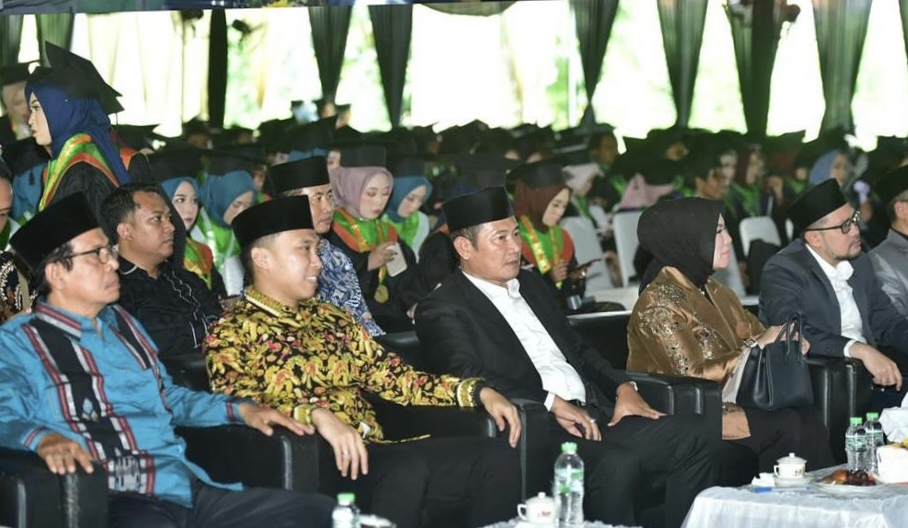 Hadiri Wisuda XXII UNISLA, Bupati YES Tekankan Pentingnya Integritas dan Kontribusi Generasi Muda di Tengah Ketidakpastian Zaman