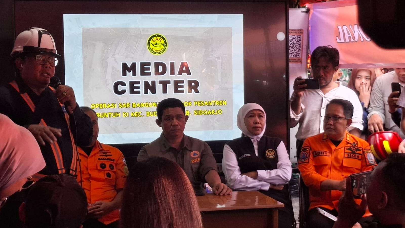 Basarnas Temukan 8 Titik Keberadaan Santri di Reruntuhan Ponpes