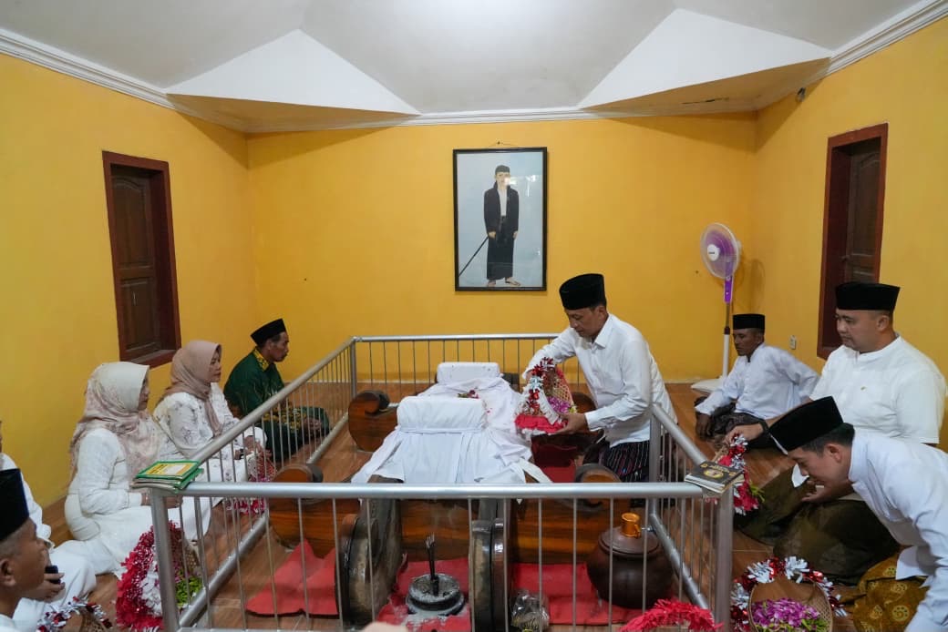 Sarat Makna HJB ke-348, Pemkab Bojonegoro Ziarah Leluhur Sekaligus Salurkan Bantuan untuk Warga Kurang Mampu