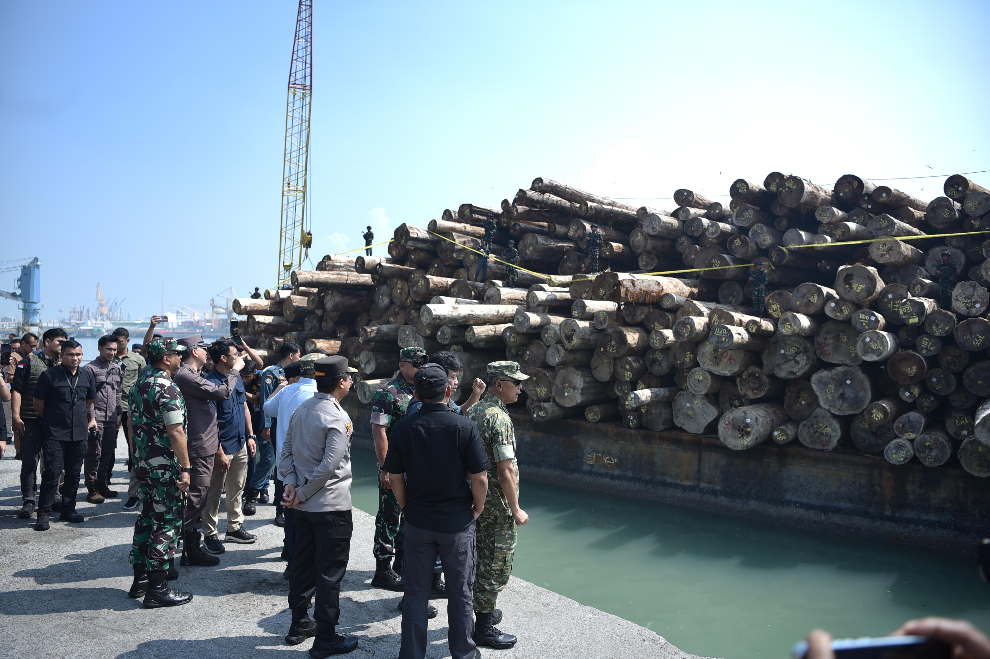 Satgas PKH Gagalkan Penyelundupan 1.190 Batang Log di Pelabuhan Gresik