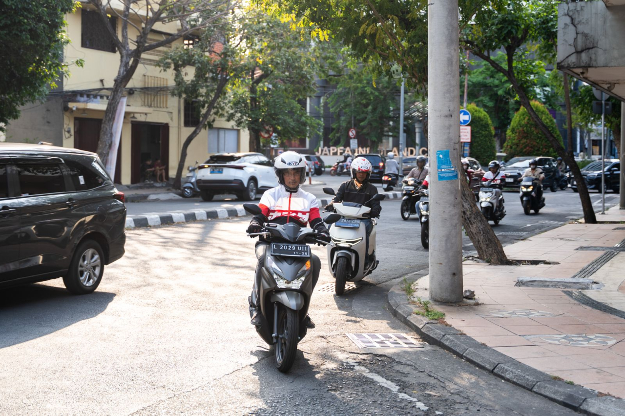 Tips Anti Celaka di Musim Hujan: Kenali Aturan Jarak Aman 3 Detik dari MPM Honda Jatim