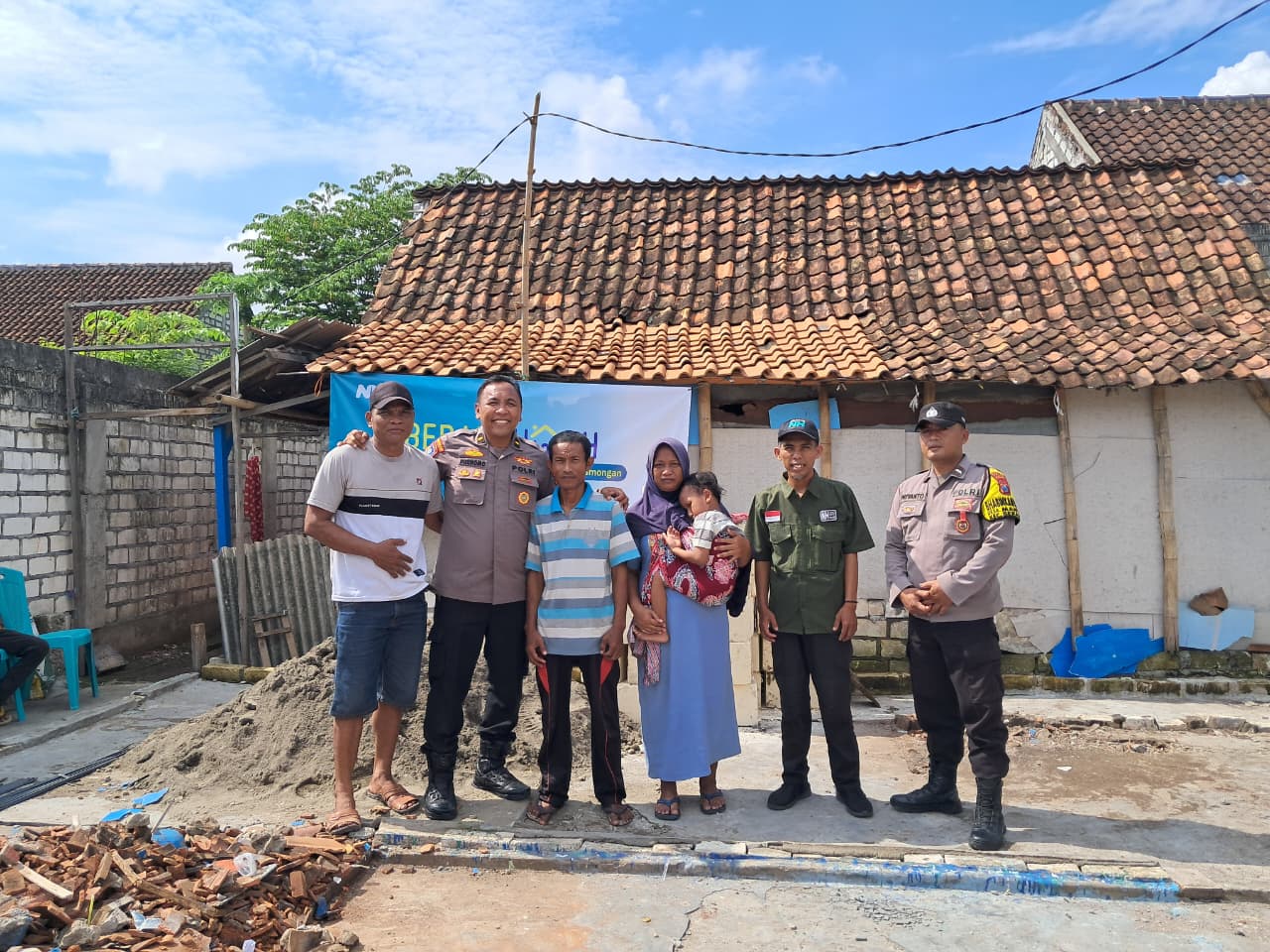 Sinergi Polri dan Filantropi: Laznas Nurul Hayat Gresik dan Ipda Purnomo Bedah Rumah Tukang Reparasi di Lamongan