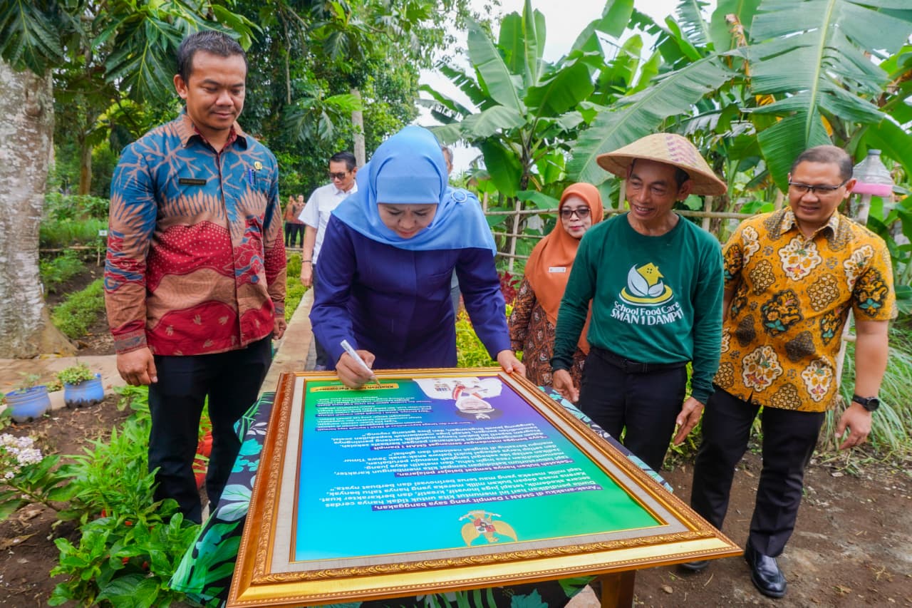 SMAN 1 Dampit Jadi Role Model Sekolah Ketahanan Pangan, Gubernur Khofifah: Ini Inspirasi untuk Indonesia