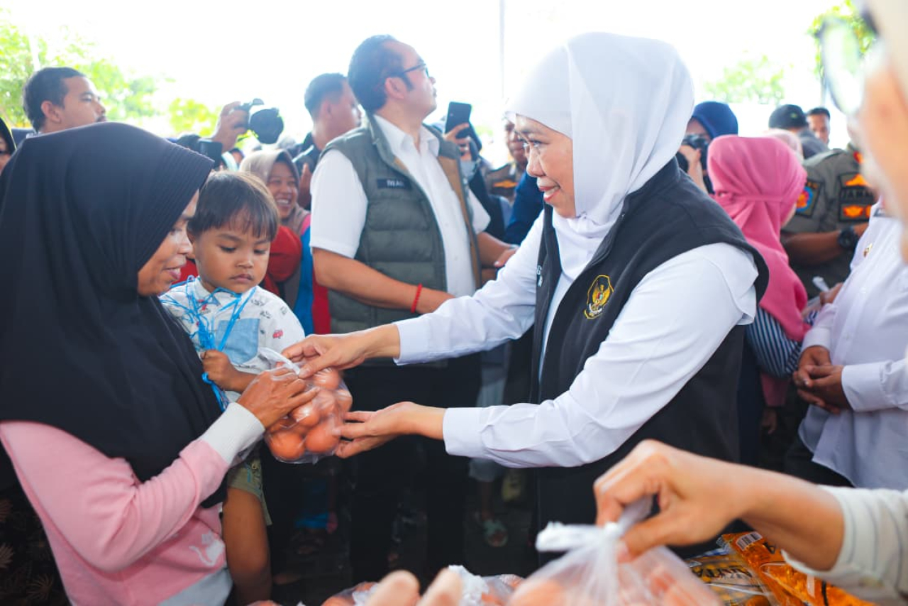 Kendalikan Inflasi, Gubernur Jatim Gelar Pasar Murah di Bondowoso