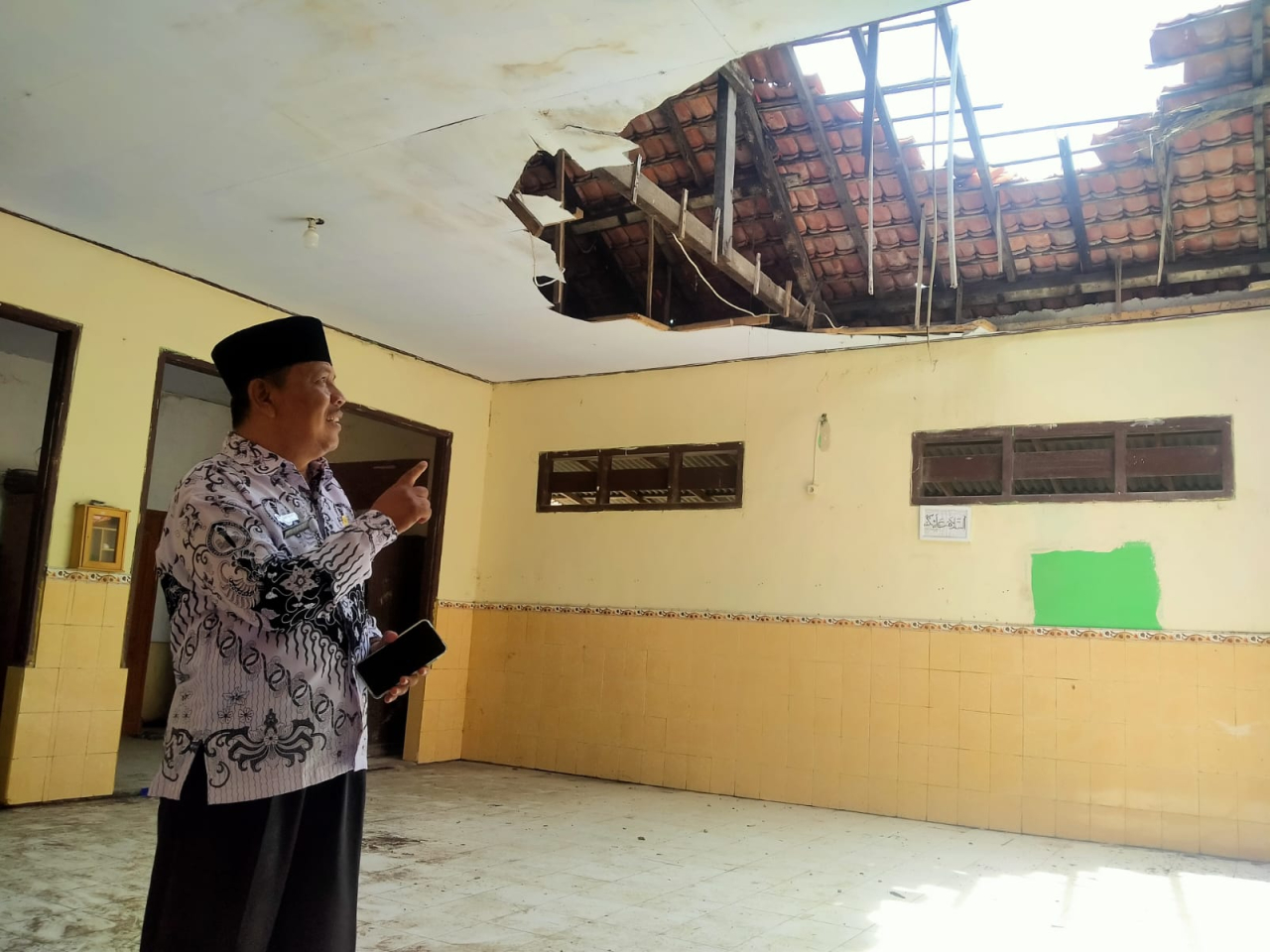 Ruang Guru SDN Gunung Sekar 2 Sampang Ambruk, Proses KBM Terdampak dan Butuh Penanganan Cepat