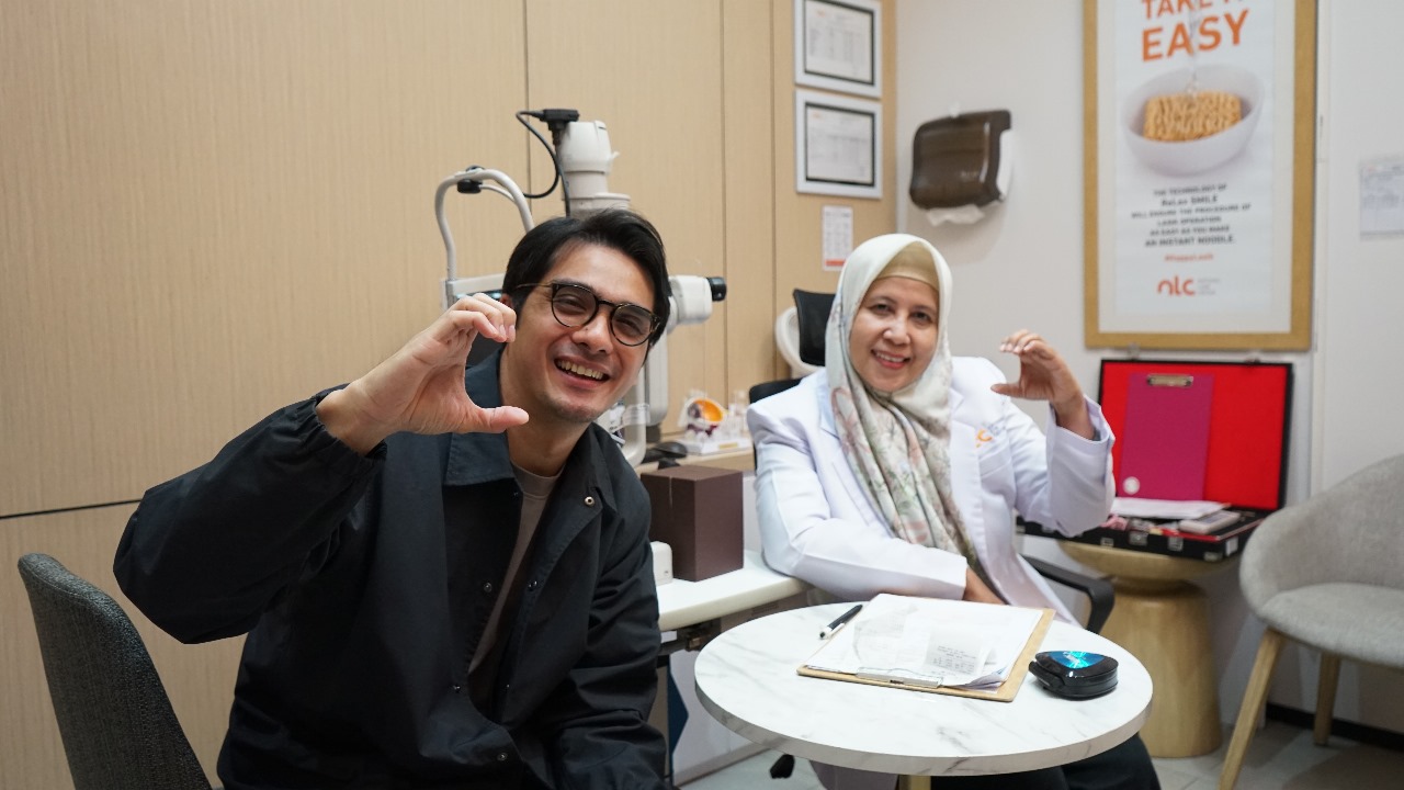 Konsultasi: Ricky Harun usai melakukan pemeriksaan Pre Lasik dan konusltasi dengn dr. Uyik Unari, SpM(K)
