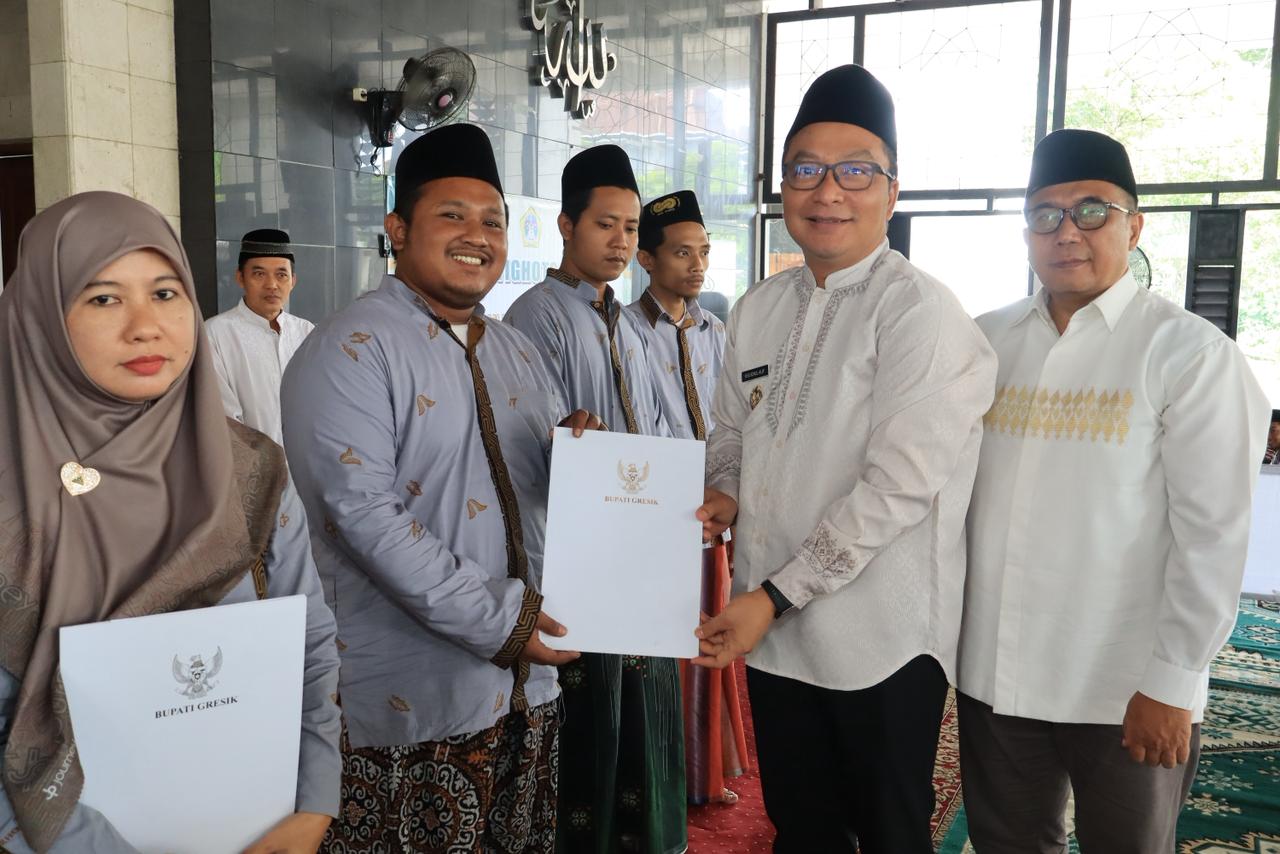 Wabup Gresik Alif Serahkan Insentif Kehormatan Tahap Kedua bagi Huffadz