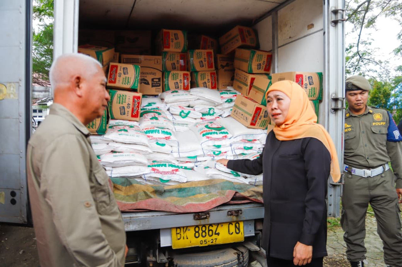 Pemprov Jawa Timur Serahkan Bantuan Kemanusiaan Untuk Korban Bencana Sumatera