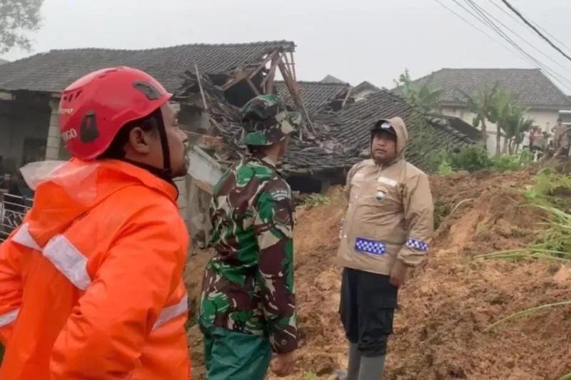 Longsor Ponorogo Timbun Dua Rumah dan 7 Kendaraan